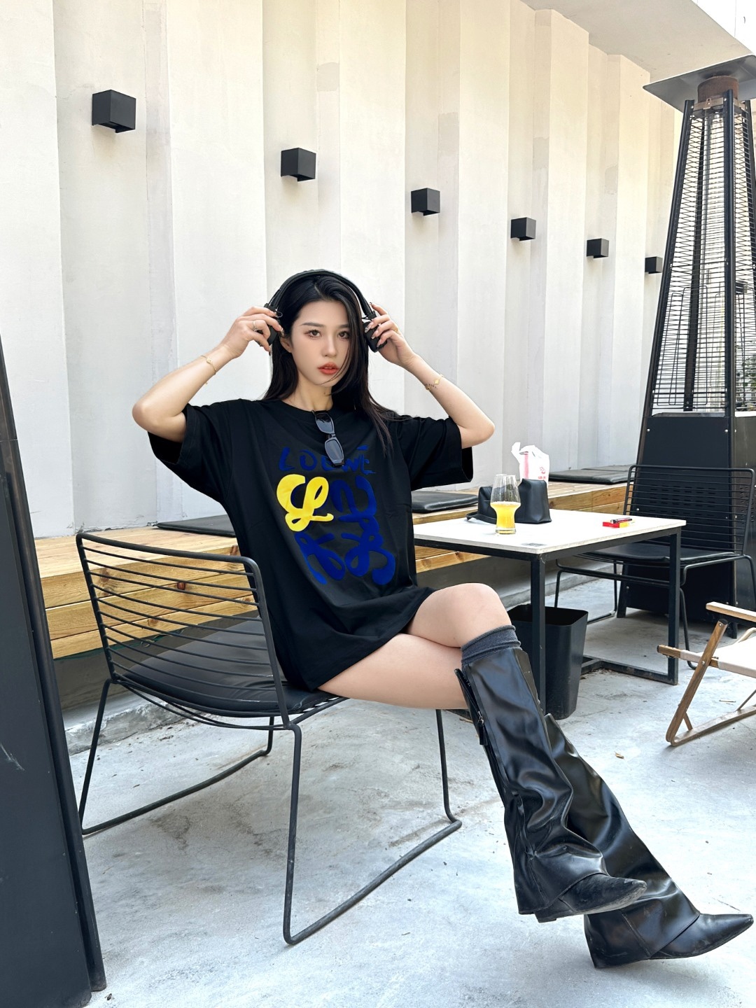 Loewe/羅意威 25ss 塗鴉彩繪植絨印花短袖T恤
260g棉質布料40支雙紗面料，無蝕塵‬毛藝工‬處布理‬面，紡織密度高，垂感佳，不易變形。
厚織感加上緊密紡紗工藝，不會影響Tee的透氣性，成色的飽和度很高
胸前撞色塗鴉彩繪植絨印花工藝
版型上身效果好，百搭好看的一款T恤，寬松版型遮肉顯瘦不挑人
顏色: 白色，黑色
S Size：S-XL