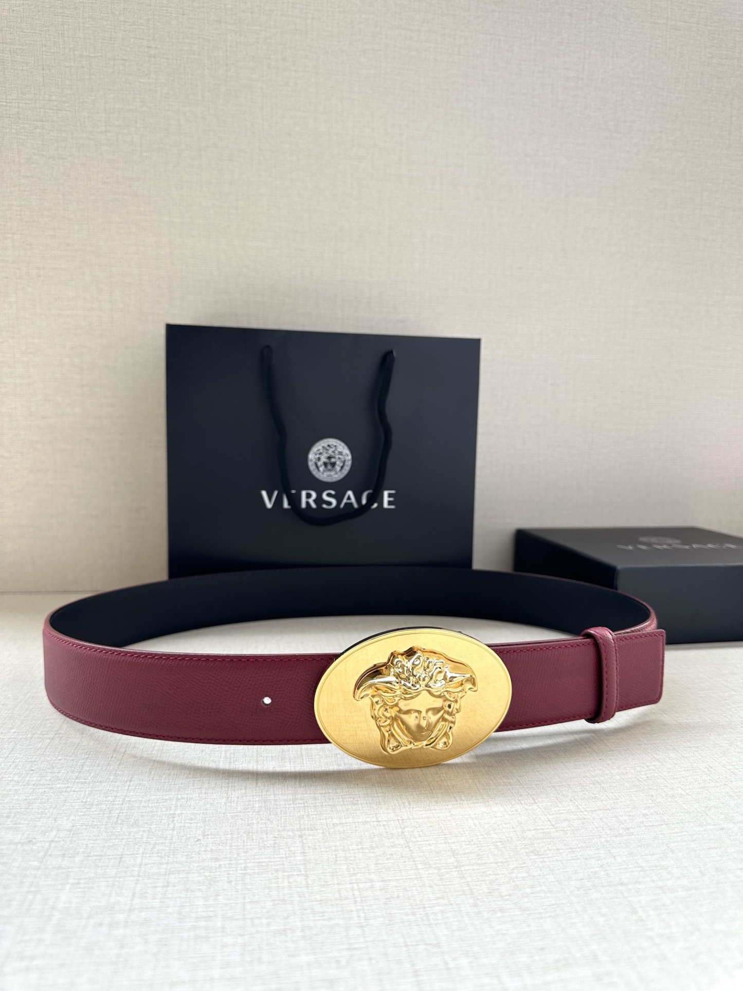 寬度：4.0cm （範思哲） 此款橢圓五金配件、腰帶飾有標誌性的Versace美杜莎頭像扣，彰顯品牌格調。是一款精美的衣櫥必備單品。