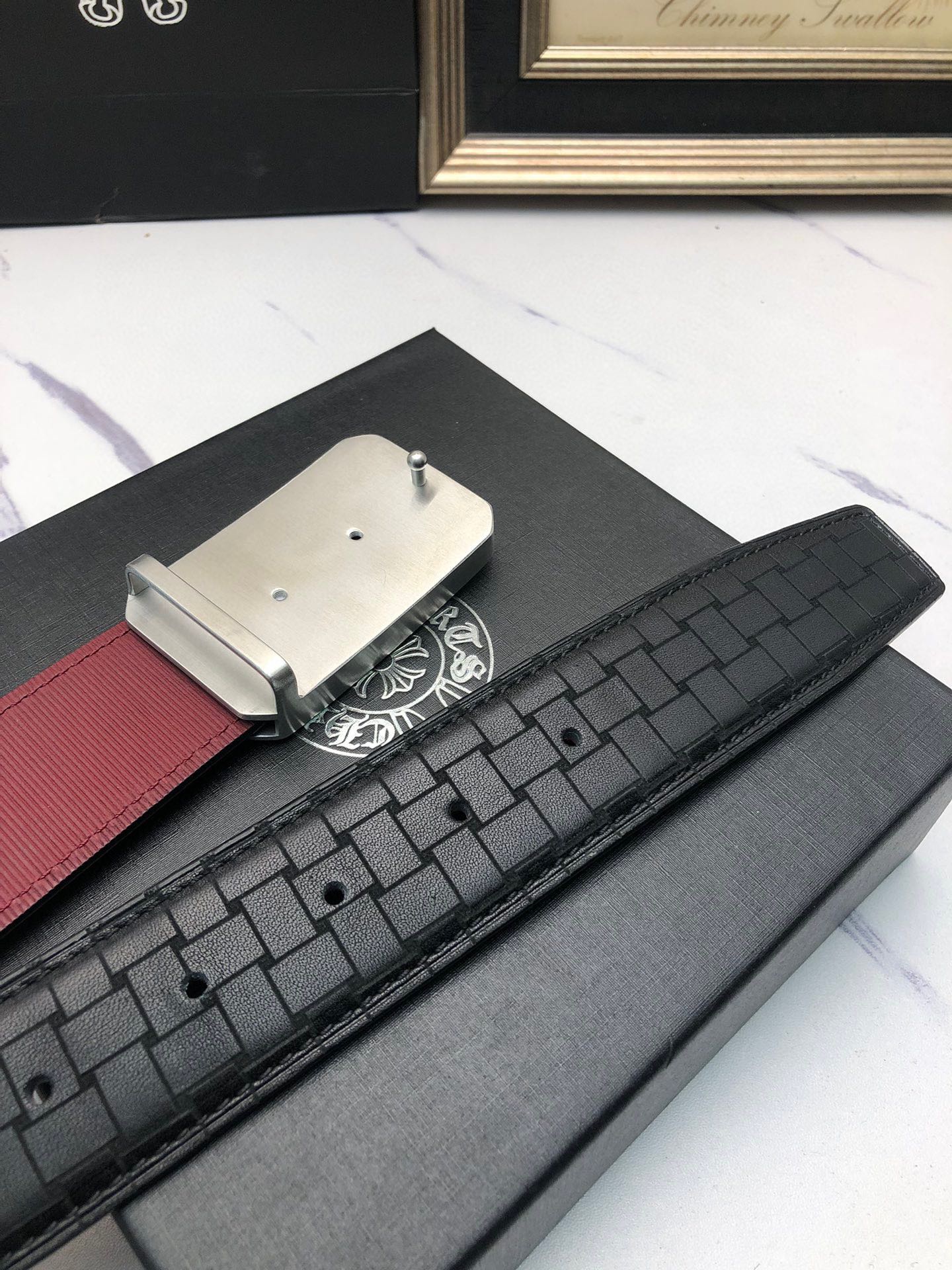 克羅星：原單頭層牛皮燙印花紋面，內襯頭層小牛皮底，搭配原單自動扣，可裁剪的自動帶，此款腰帶面雙採用意大利原定廠制進口牛皮帶身 ，對專版櫃足寬3.5