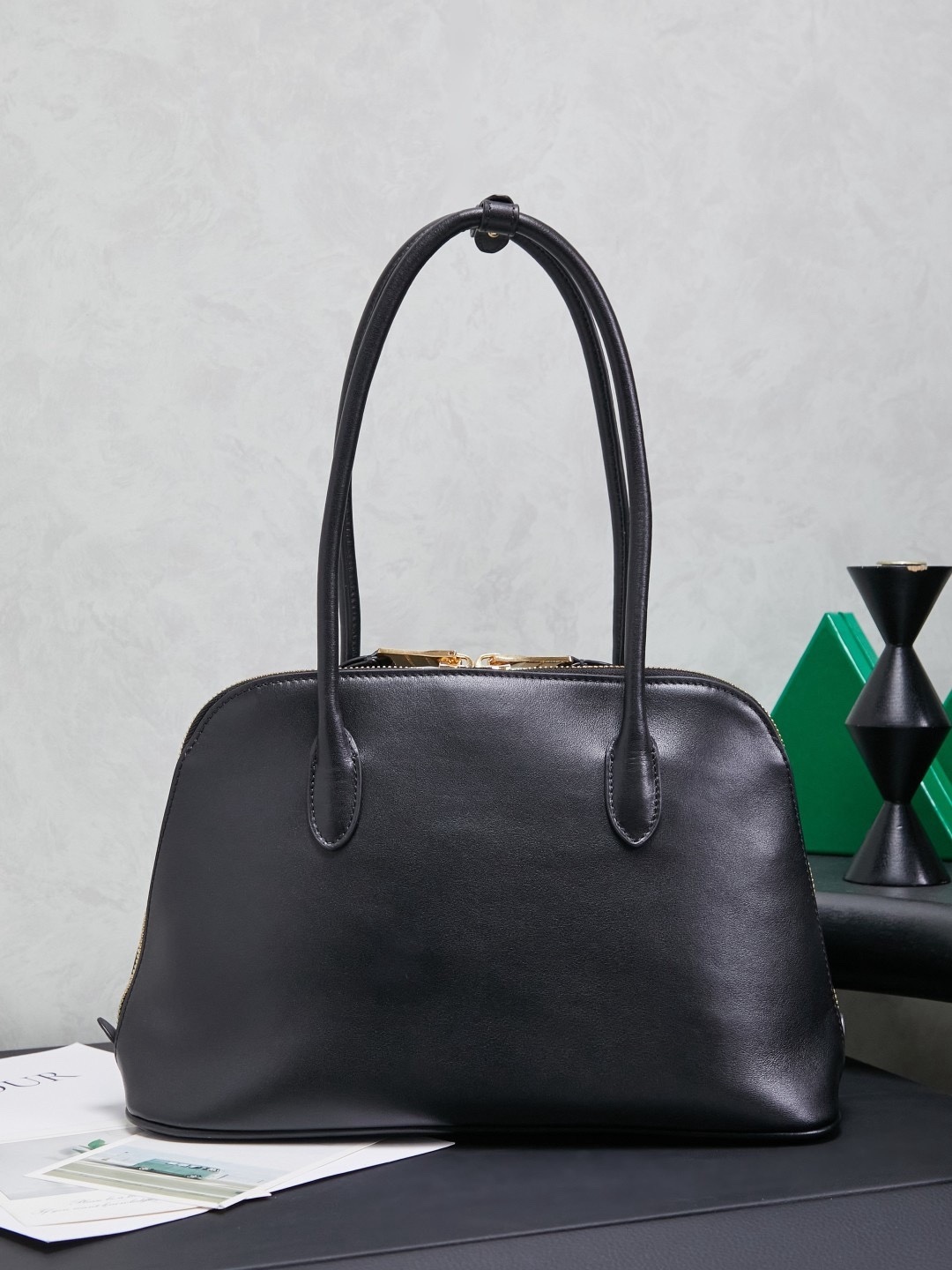 新品贝壳包，简便设计延续Miu慵懒美式老钱的风格，采用顶级进口小牛皮，质感高级柔软，两边弧度设计更具造型感，拉链拉开秒变大托特，长手柄设计实用性更强，可腋下可手提，造型简约潇洒随意，容量超大，上班通勤，逛街出游都是绝佳的选择，内里全新麻布里，配拉链式口袋
