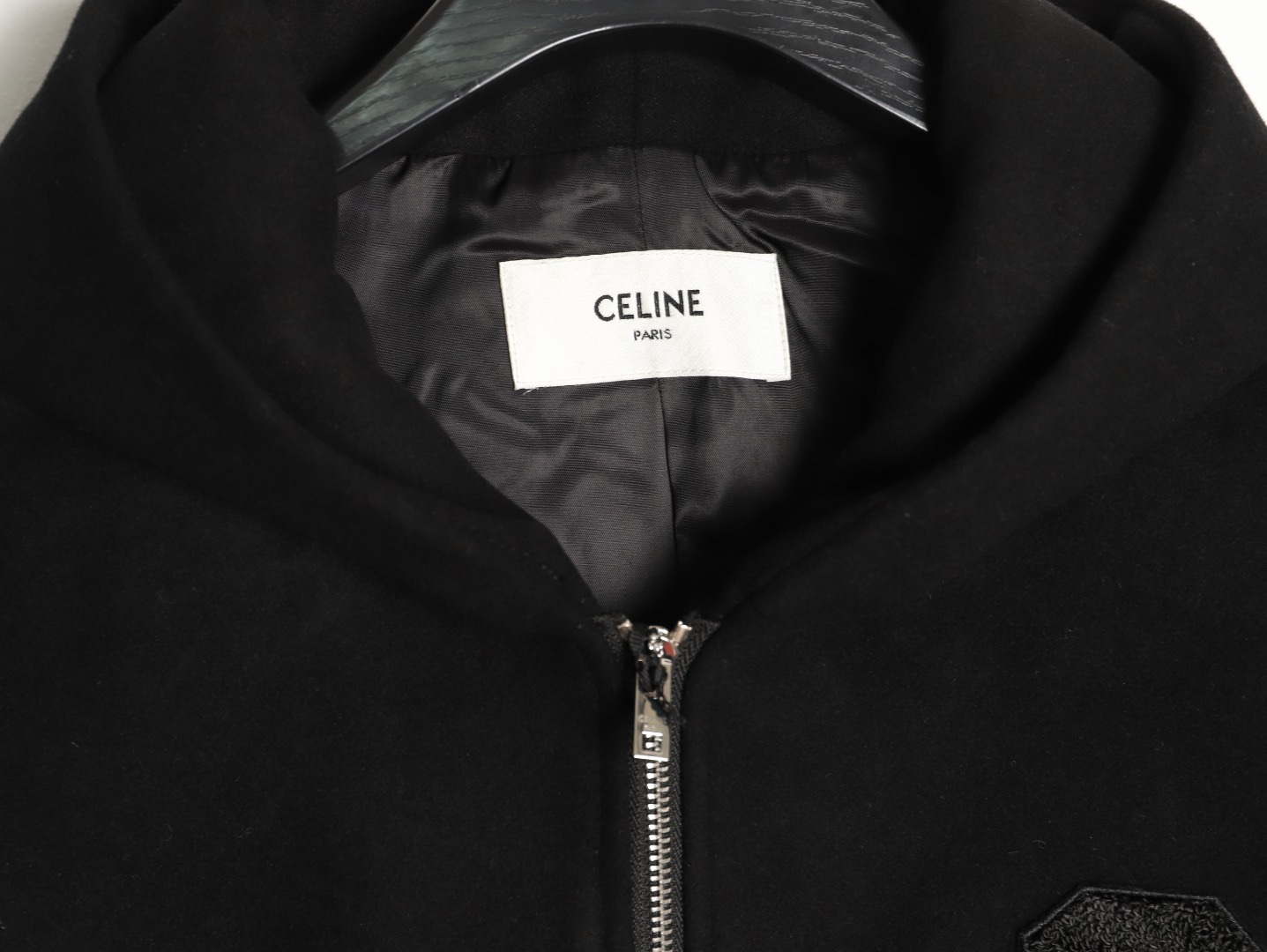 🔝CELINE賽琳CE 大C毛呢皮袖連帽外套
主體採用羊毛混紡面料，經特殊編織工藝打造，質地厚實而不失柔軟，呈現細膩的啞光光澤。羊毛纖維經過預縮處理，有效避免穿著後的變形與起球，同時保留天然的保暖性與透氣性。衣袖部分選用皮革，通過特殊處理賦予皮革細膩的粒面紋理與溫潤光澤，隨著穿著會逐漸形成獨特的使用痕跡，成為專屬的時光印記。內襯採用100%粘膠纖維，手感絲滑且垂墜感佳，與面料形成良好的內外呼應，提升穿著舒適度。
胸前C字貼飾採用毛巾繡工藝，以6mm粗細的紗線層層堆疊，形成飽滿的立體肌理。刺繡