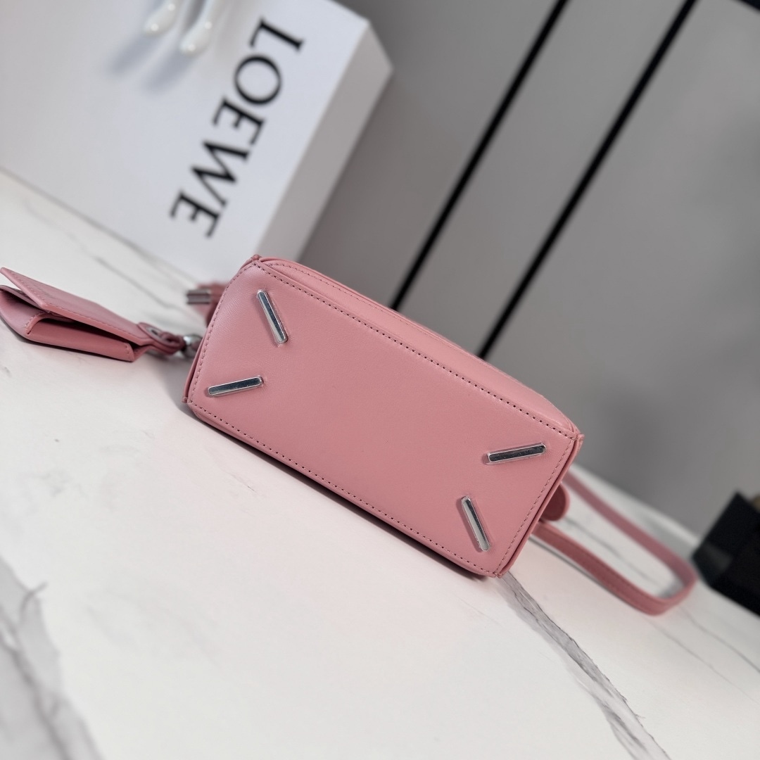 LO℮w℮🌟新款 迷你納帕羊皮革 Featherlight Puzzle 手袋 以別具一格的幾何線條勾勒長方體造型。柔軟輕盈的納帕皮革為手袋注入隨性慵懶的風格。可肩背、斜挎或手提
可拆卸可調節肩帶，飾有旋轉卡扣*拉鍊開合，鉸接式拉鍊頭 一個外部拉鍊後袋，一個內部插袋*可拆卸 LOE**WE 燙金或燙銀標籤，飾有隱秘口袋和氣球骰子*長方形金屬腳釘 納帕羊皮革襯里 Anagram 壓紋、飾牌內部鐫刻 LOE**WE.
型號：062511
size:17.5*7.5*12.5CM（配全套包裝）