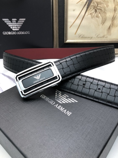 阿曼妮：原單頭層小牛皮燙印花紋，內襯頭層牛皮底，營造織紋外觀。飾以標誌原單扣。專櫃寬度4.0