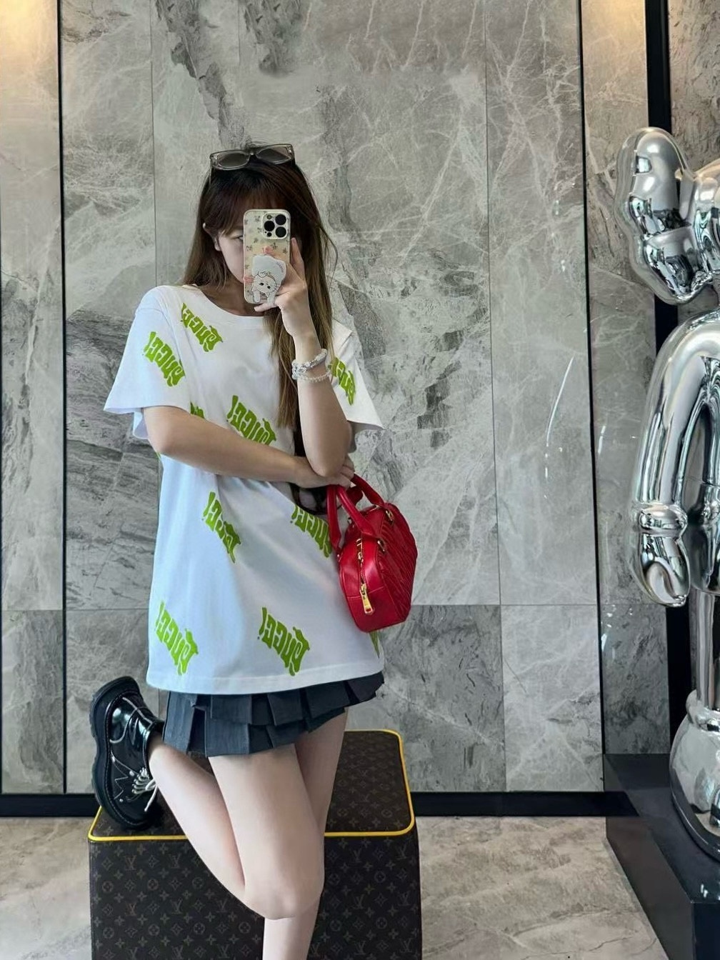 Gucci/古馳 25ss 綠色發泡印花短袖
GUCCI新款T恤採用重磅白色針織棉製成，通體檸檬綠Gucci刺繡倍添清新氣息。
A Size:S-XL