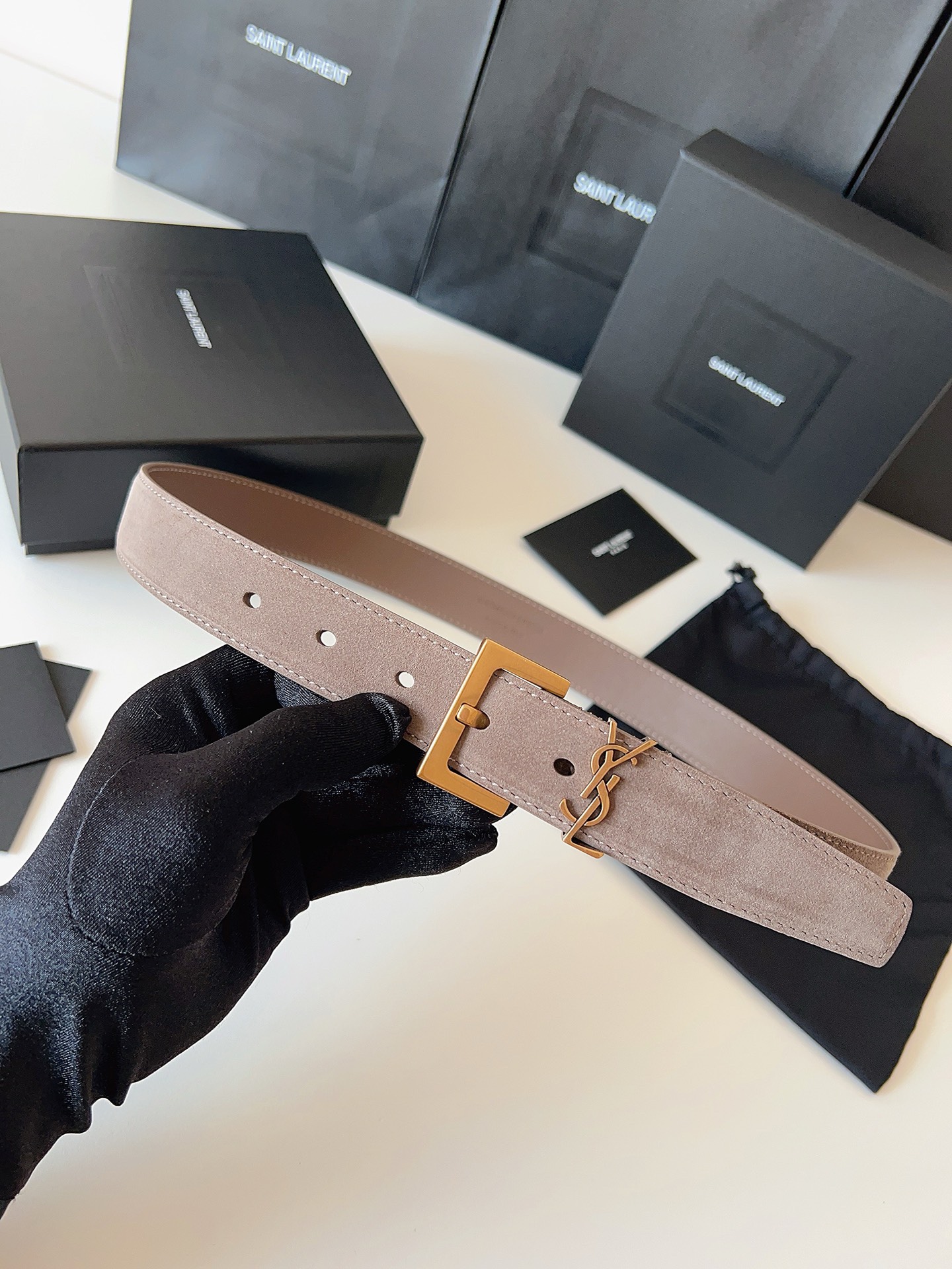 
ysl聖羅蘭2026女士新款腰帶，冬季爆款絨面原版皮，方形搭扣配以ysl標識腰帶環，女士冬季必備款，寬度3.0cm
