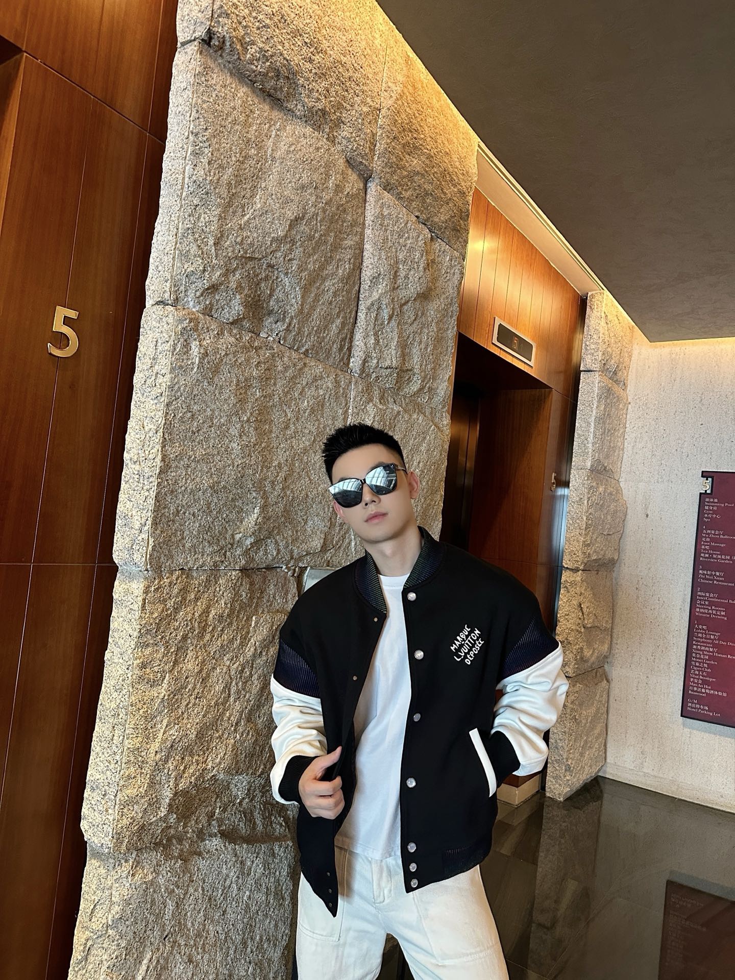 🔝LOUIS VUITTON LV 黑白拼皮棒球服夾克外套
原版22000購入開發，圓啊阿姨布料採用加厚550g賽爾棉潮牌衛衣料，進口精梳棉雙股珠地面料，彩色漸變螺紋，進口機精密刺繡，多重面料復合，原版定制輔料。定做珍珠紐扣，寬松版型，男女同款
B Size：S-L