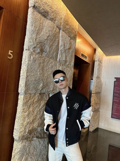 🔝LOUIS VUITTON LV 黑白拼皮棒球服夾克外套
原版22000購入開發，圓啊阿姨布料採用加厚550g賽爾棉潮牌衛衣料，進口精梳棉雙股珠地面料，彩色漸變螺紋，進口機精密刺繡，多重面料復合，原版定制輔料。定做珍珠紐扣，寬松版型，男女同款
B Size：S-L