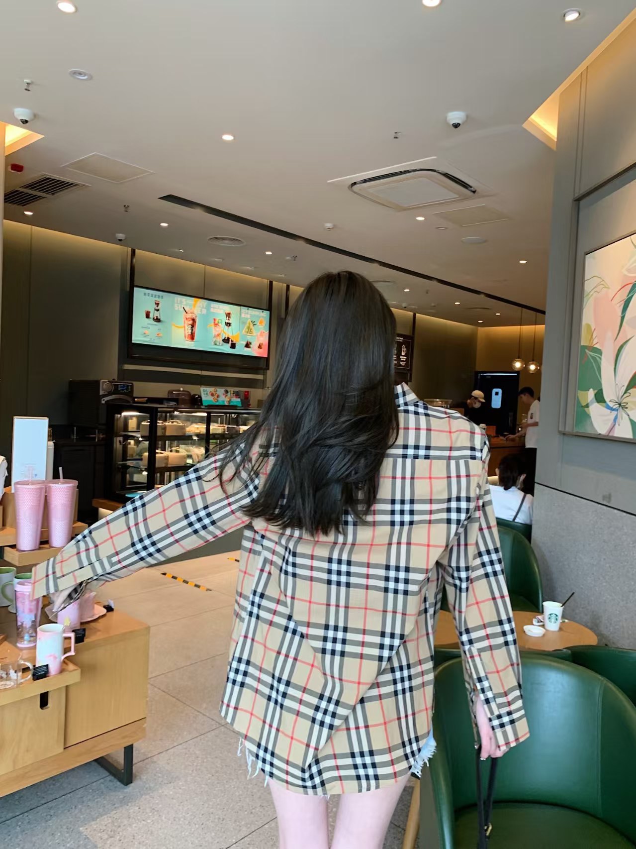 Burberry/巴寶莉 經典大格紋棉質長袖襯衫
面料採用雙股80支梭織小斜紋面料，格紋對位，
紗線定織定染，每個獨立的尺碼都是定位裁片，前幅，口袋，
袖子等部位都是對格對位的，工序複製，費時費料，採用純天然珍珠貝殼紐扣，
洗水嘜定制，多處手工一片一片激光剪裁對位，
所有工序，用料都是ZP做法，區別市面一眼假版本
此款更是絕對不能錯過的珍寶級別產物！！
顏色：卡其大格
S Size：S-XL