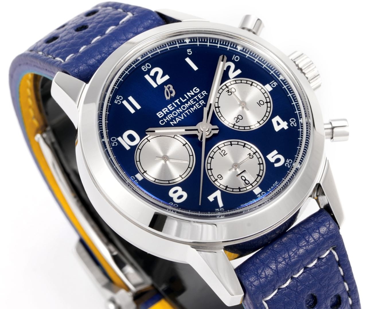 百年靈新品 BN9 越洋系列AB015212.BF26743P.A20BA.1  材質： 316L精鋼直徑： 41毫米厚度： 13.65毫米 表鏡： 鍋蓋弧面藍寶石，雙面防眩處理表底： 旋入式精鋼，透明藍寶石表冠： 非旋入式，雙密封墊機芯：7750機芯 復刻首選 精緻推薦男士多功能機械腕表 ，精心打造超真實實物圖拍攝。