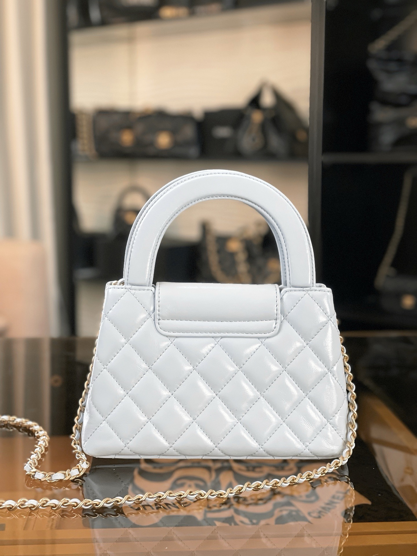 特▪️級 
🆕𝗖𝗵𝗮𝗻𝗲𝟭  
𝗞𝗲𝗹𝗹𝘆 手提鏈條包大號 淺藍

全網最熱🔥𝟤𝟦𝖯 𝗄𝖾𝗅𝗅𝗒手提袋
叱吒整個秀場，簡直美絕了〰️
簡約又復古的小手提很靈魂很舒適。
又乖又耐看，實在絕對愛不釋手❕

五金：厚鍍𝟤𝟦𝗄復古金
皮料：𝖵𝖾𝗅𝗂𝖾𝗋𝗊亮面小牛皮
尺寸： 𝟣𝟥*𝟣𝟫*𝟩 𝖼𝗆
4416