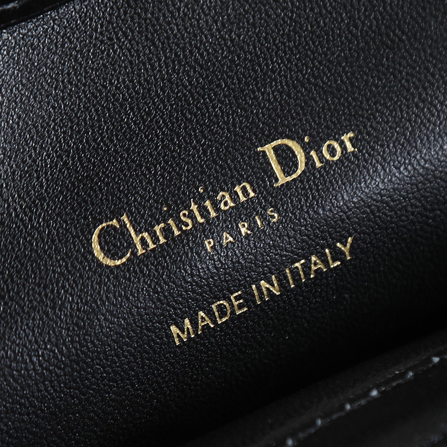 原廠級 黑色鏈條手袋
這款 Dior Jolie Top Handle 迷你鏈條手袋是二零二六早春成衣系列新品，呈現出優雅精緻的設計。採用黑色羊皮革精心製作，飾以藤格紋，翻蓋點綴以金色飾面金屬 CD 標誌和白色樹脂珠飾。內設一個隔層，可收納各種日常用品。搭配雙頂部手柄和可調節、可拆卸 CD 鏈條肩帶，肩帶由皮革帶和 CD 鏈環組成，飾以白色樹脂珠飾，可舒適手提、肩背或斜挎，可與日常或晚裝造型搭配。
