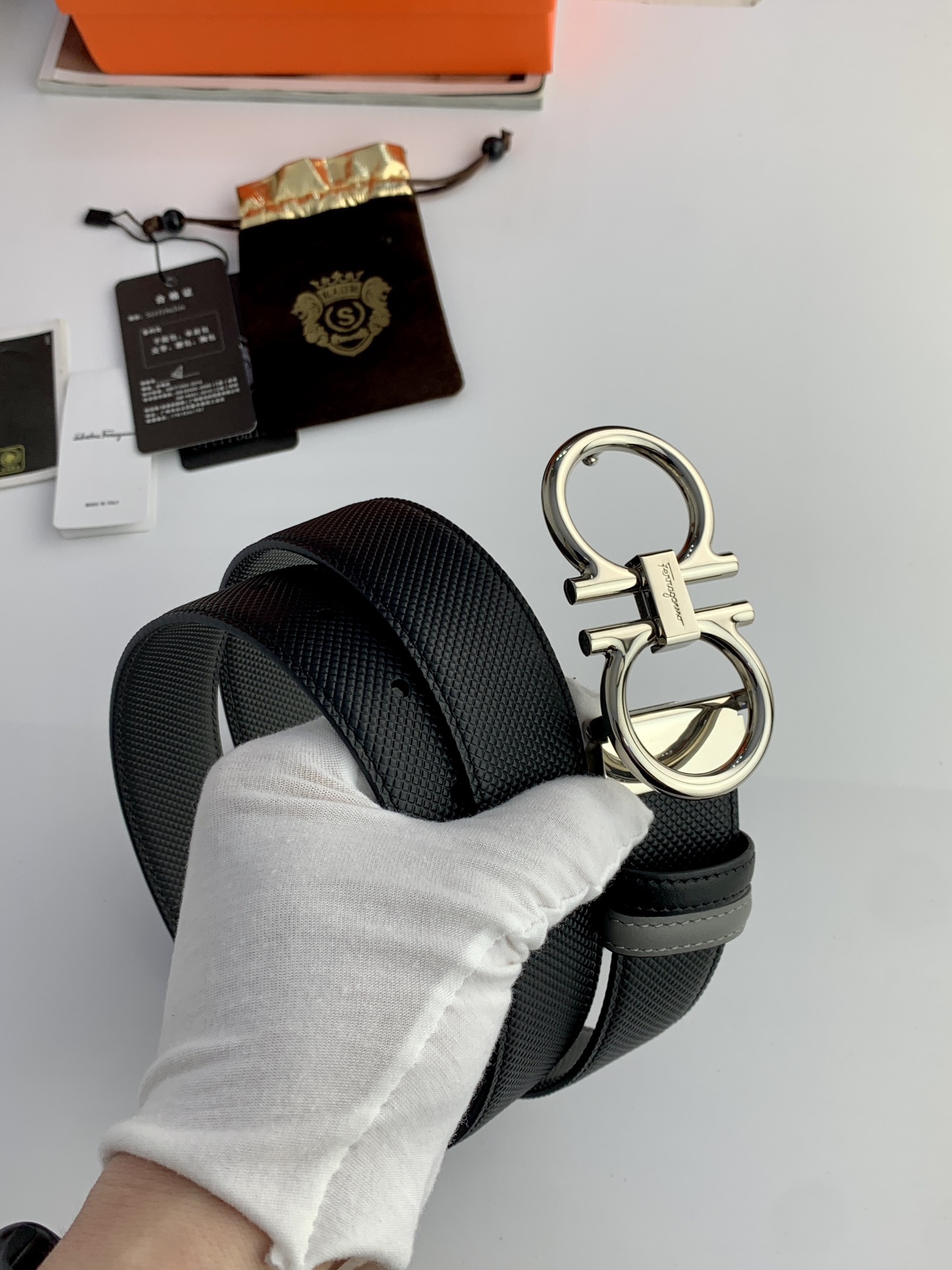 〖F家〗這款皮帶採用雙面小牛皮，搭配純銅八字扣，打造高雅考究的造型。寬3.5cm，長度可調節，達到量身定制般的修身效果。