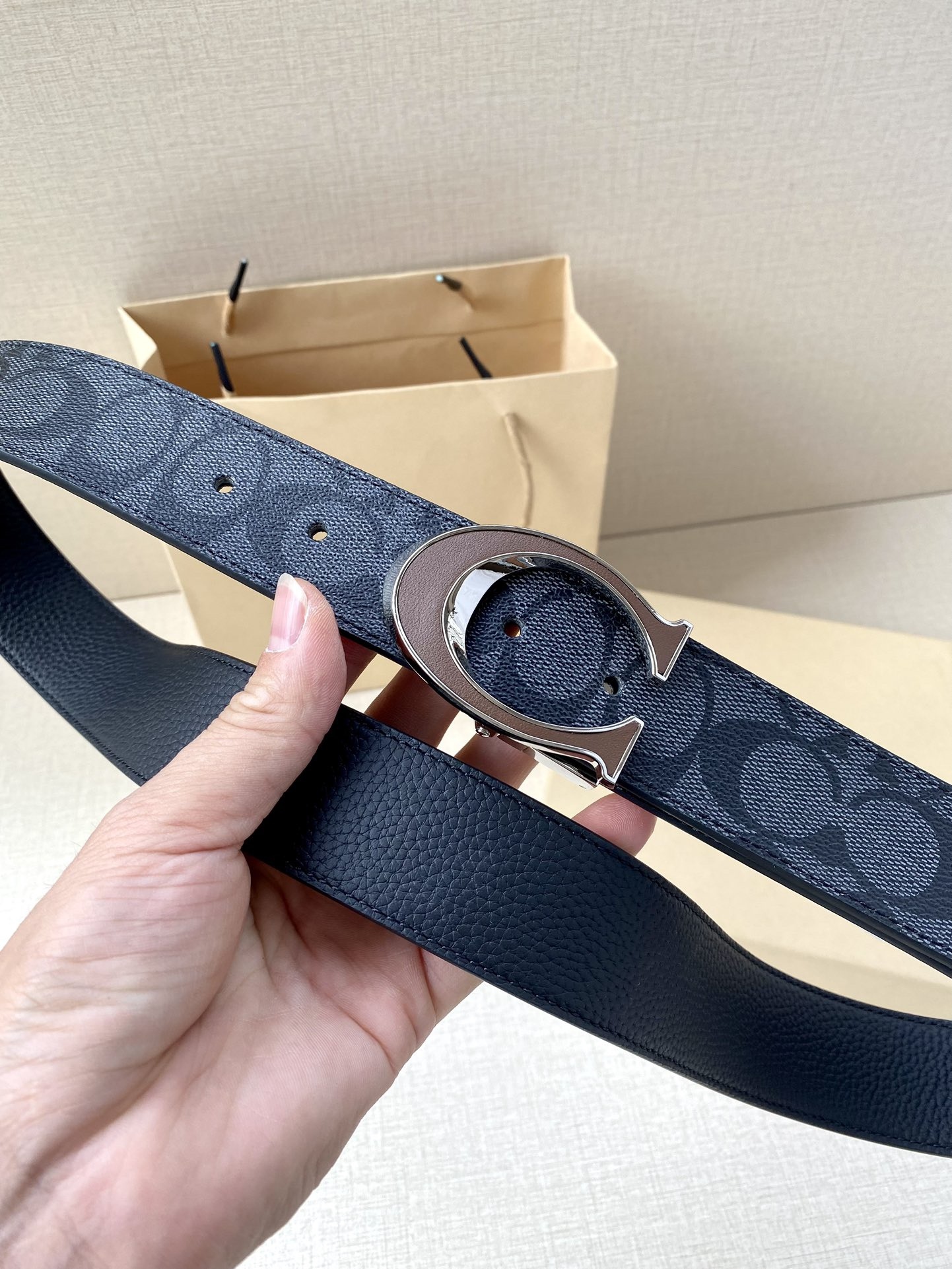 寬度3.8cm COACH 這款雙面腰帶一面為經典標誌帆布材質，另一面為精制皮革材質，配有標誌性扣件，將兩種外形合二為一。通過簡單的說明，可用剪刀剪裁至完美合身度。
標誌印花配頭層牛皮
可裁剪
雙面
38M (寬)