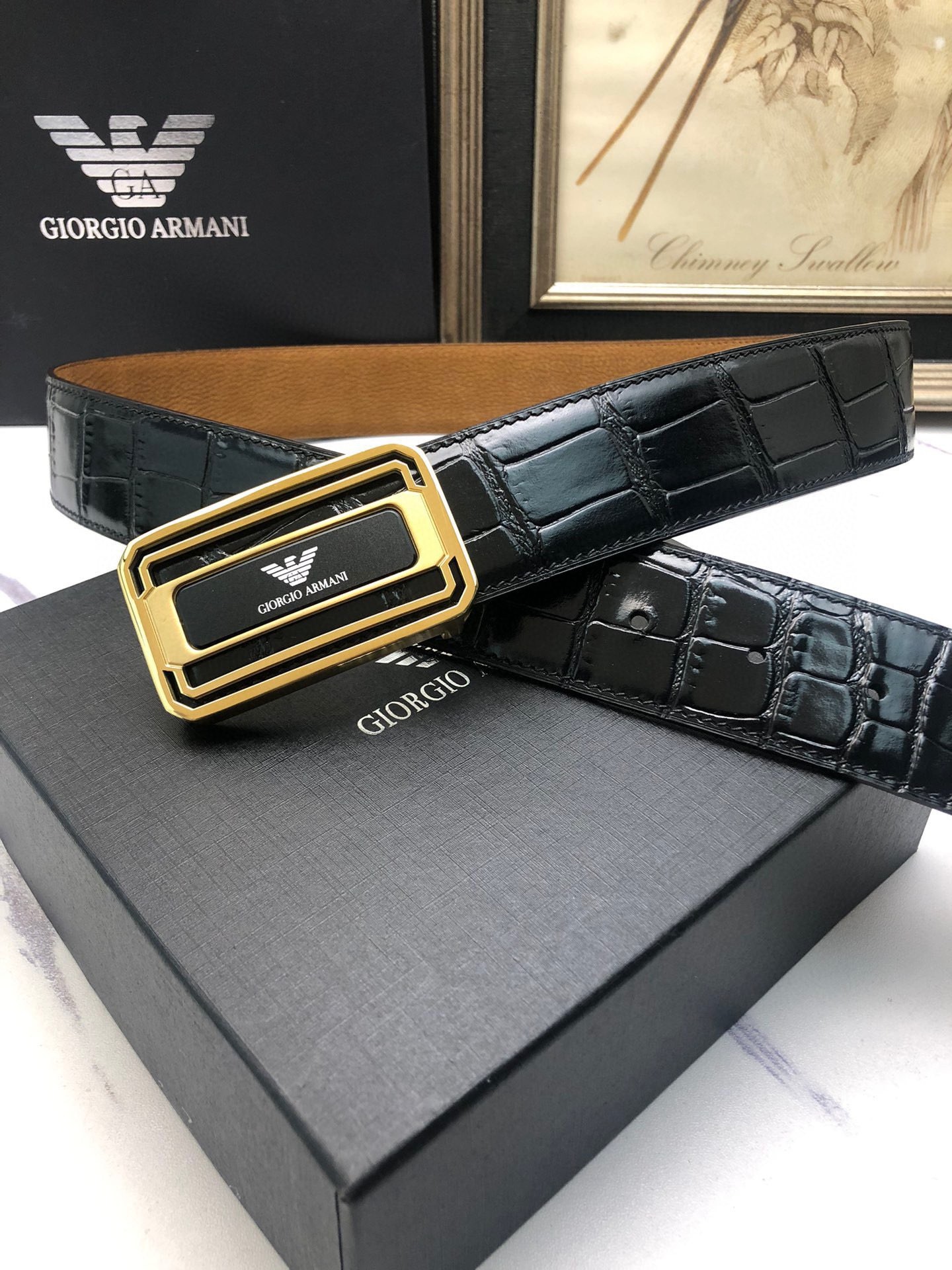 💰阿曼妮：原單頭層牛皮鰐魚花紋，內襯頭層鹿皮底，營造織紋外觀。飾以標誌原單扣。專櫃寬度4.0