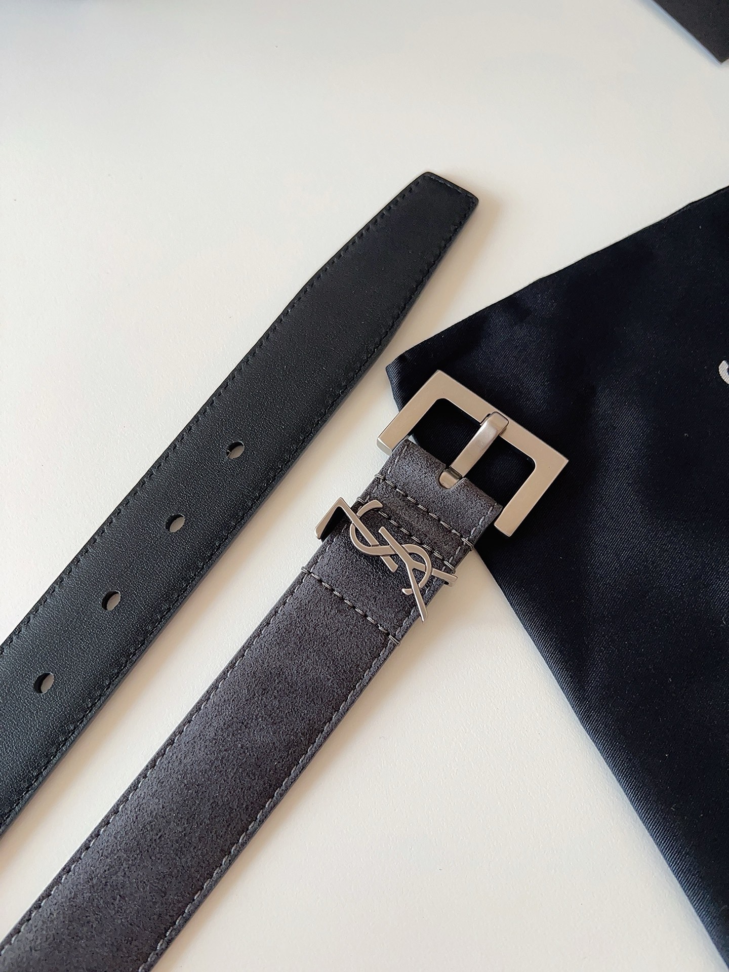 
ysl聖羅蘭2026女士新款腰帶，冬季爆款絨面原版皮，方形搭扣配以ysl標識腰帶環，女士冬季必備款，寬度3.0cm