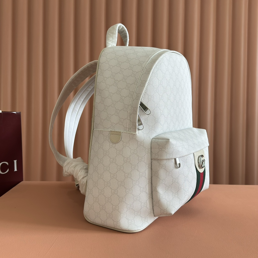 💋💋💋《配全套原廠專櫃包裝》【新品】Ophidia系列匠心選用白色配色，搭配經典廓形與新增功能性設計，甄選觸感柔軟的織物打造。這款背包以柔軟GG Supreme材質打造，匠心綴飾雙G標識和紅綠織帶細節。
