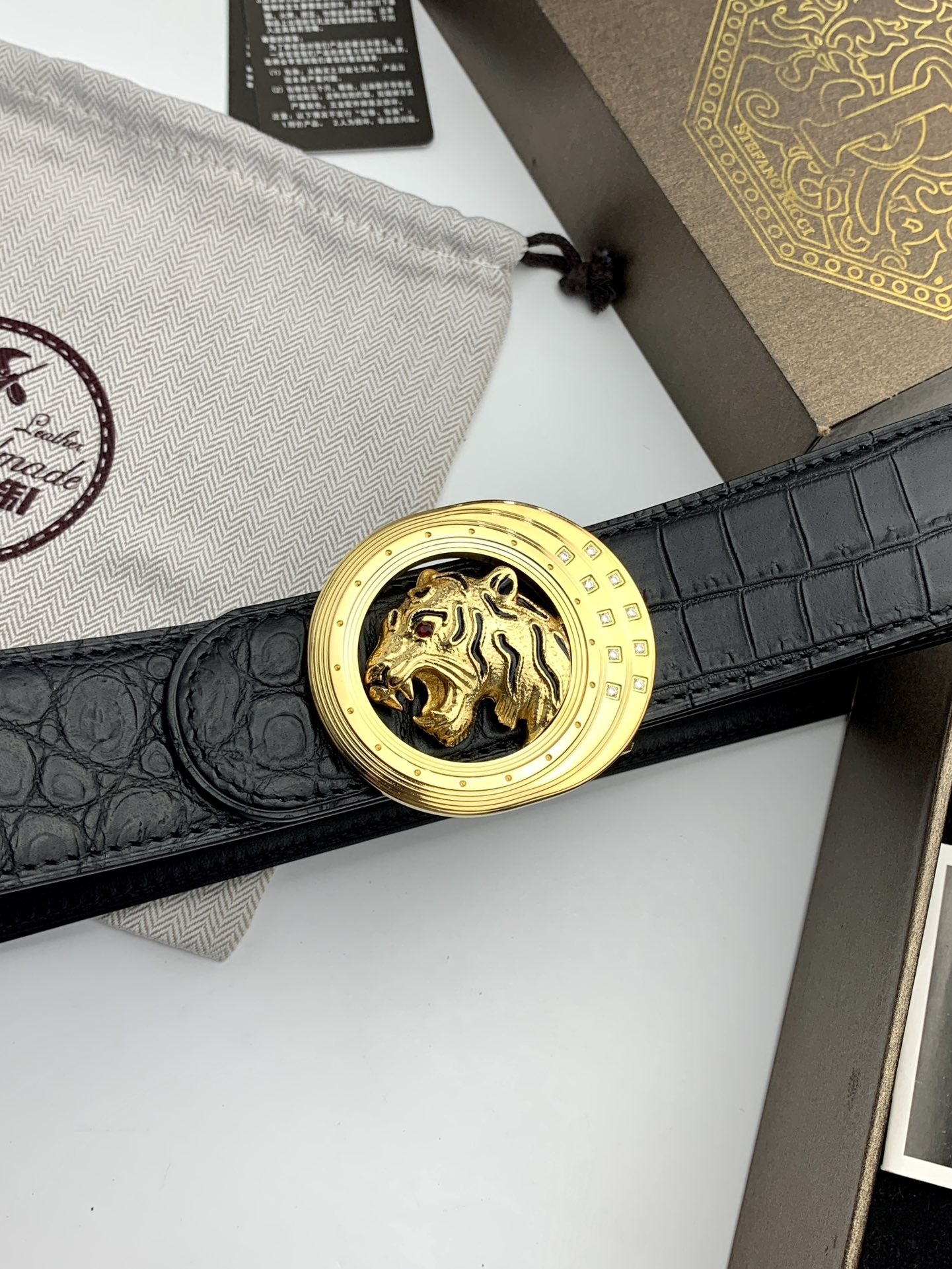 【史蒂芬】專櫃鰐魚紋黑色牛皮腰帶，元夾層系列，搭配新款不鏽鋼虎頭扣，寬度3.8cm，長度不可調節，尺碼（85-110）具有獨特吸引力！