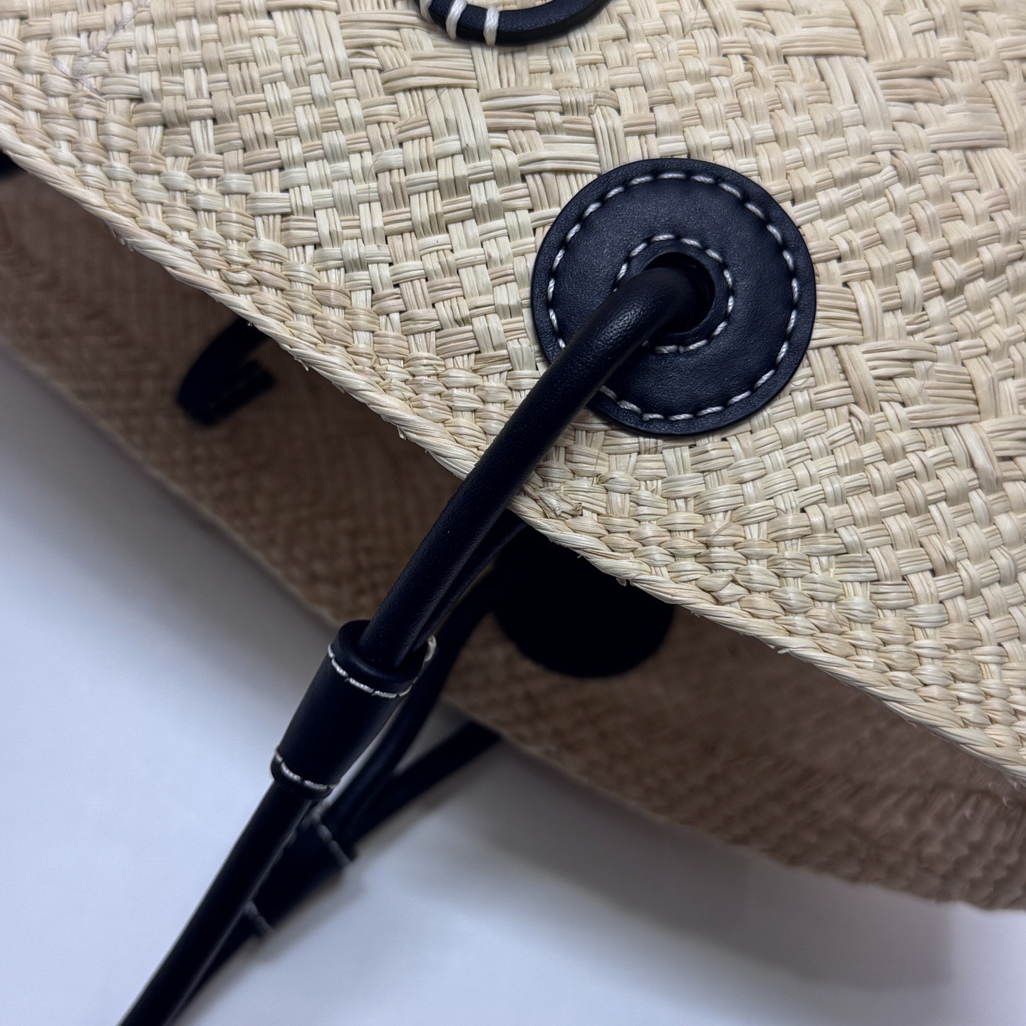 LO℮w℮🆕（高版本）🧺伊拉卡棕櫚纖維和牛皮革 Anagram Basket 手袋*一個傳統的籃子手袋*帶有經典的手工編織包身，管狀牛皮革帶子和頂部提手*以及一塊牛皮革 Anagram 壓紋貼片這個版本採用伊拉卡棕櫚製成，這種棕櫚樹在哥倫比亞種植、收穫並曬乾，然後由公平貿易原則指導的 Corporación Oficio y Arte 組織的女工匠編織。肩背或頂部提手攜帶*牛皮革系帶開合*可以使用個性化掛飾和帶子進行定制*無襯里*由於手工製作，尺寸可能略有不同，使每次購買都獨一無二🧺
