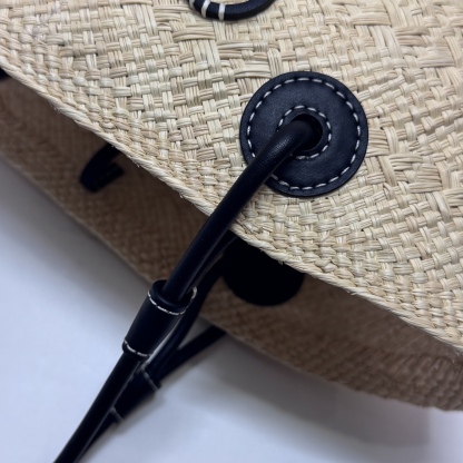 LO℮w℮🆕（高版本）🧺伊拉卡棕櫚纖維和牛皮革 Anagram Basket 手袋*一個傳統的籃子手袋*帶有經典的手工編織包身，管狀牛皮革帶子和頂部提手*以及一塊牛皮革 Anagram 壓紋貼片這個版本採用伊拉卡棕櫚製成，這種棕櫚樹在哥倫比亞種植、收穫並曬乾，然後由公平貿易原則指導的 Corporación Oficio y Arte 組織的女工匠編織。肩背或頂部提手攜帶*牛皮革系帶開合*可以使用個性化掛飾和帶子進行定制*無襯里*由於手工製作，尺寸可能略有不同，使每次購買都獨一無二🧺
