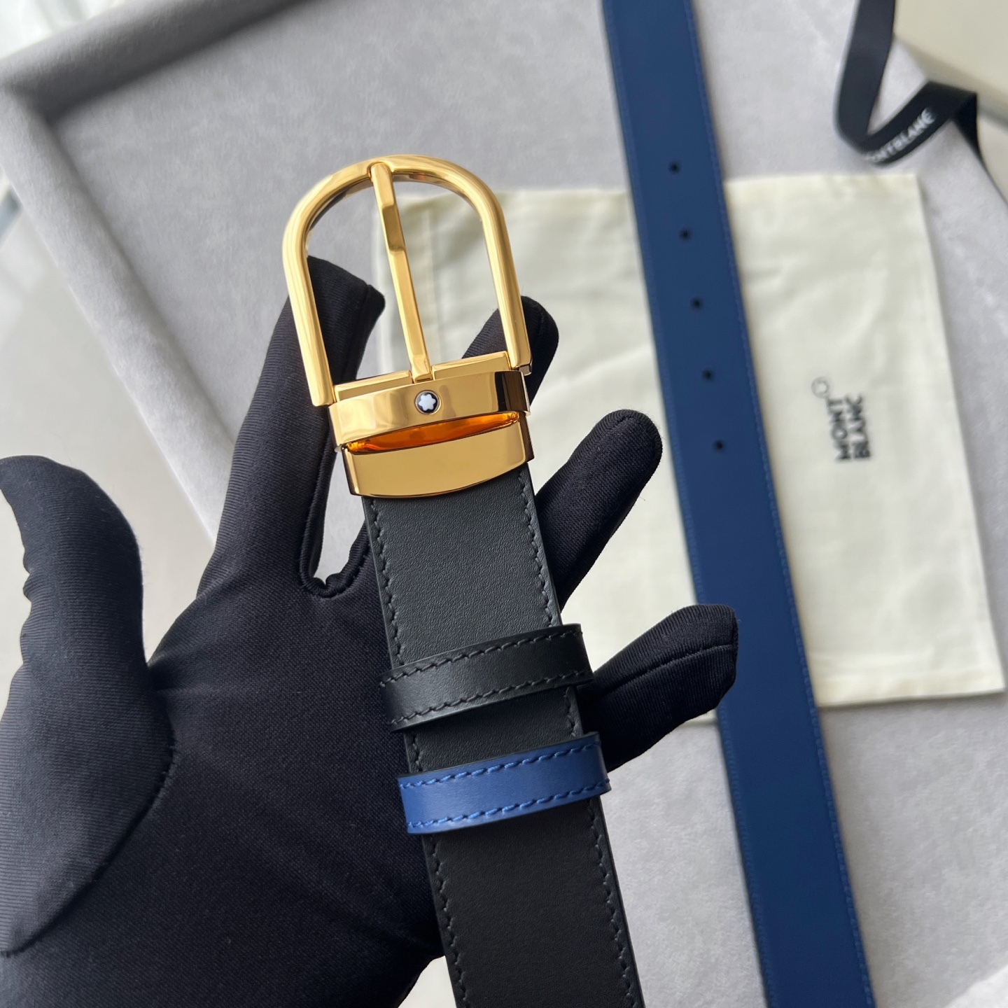 馬蹄形帶扣黑色/棕色雙面皮帶（35毫米）
馬蹄形閃亮鍍釕帶扣。可調節長度，3.5cm黑色和棕色雙面皮帶。打造經典靈動造型。
貨號 錶帶描述 黑色和棕色雙面牛皮皮帶 皮革圖案 金屬圓環上飾有萬寶龍六角白星 標識 搭扣裝置 易開啓裝置，可調節皮帶長度
搭扣形狀 馬蹄形主要顏色 黑色 | 棕色 搭扣類型 針扣式表扣