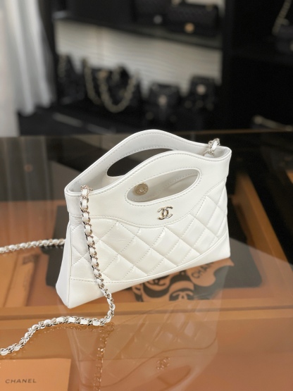 特▪️級鋼 到貨
全新到貨🆕𝗖𝗵𝗮𝗻𝗲𝟭 𝟮𝟓𝐏 羊皮系列
𝟥𝟣𝖡𝖺𝗀 𝖭𝖺𝗇𝗈 白色

𝟐𝟓𝐏橫版𝟥𝟣𝗆𝗂𝗇𝗂可愛無敵𝖦𝖾𝗍❕
“包王”經典再現巧妙設計🪄
滿足了時髦精的在所期待啦…
軟萌感讓我毫無抵抗力〰️

五金：厚鍍𝟣𝟦𝖪淡金
皮料:   金標𝗓𝗉原廠小羊皮
尺寸：𝟣𝟩.𝟧*𝟤𝟢.𝟧*𝟥.𝟧 𝖼𝗆
3656