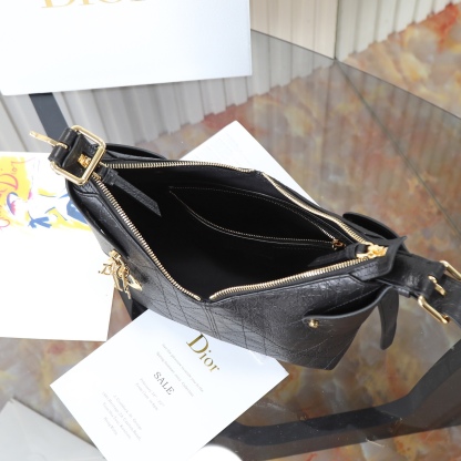 原廠皮 小號油蠟皮現貨‼️

Voyage秋冬系列油蠟皮
又是一個王炸級別，直接擊中心巴上
自帶鬆弛感，包形柔軟又隨意
復古的油蠟牛皮，經典藤紋格，雙拉鍊設計
整體高級又時髦，精緻感滿滿的字母吊墜
細節非常到位，超大的容量，自用超輕便
時髦精們都懂這款的含金量

型號：2845

size:22*9.5*15cm