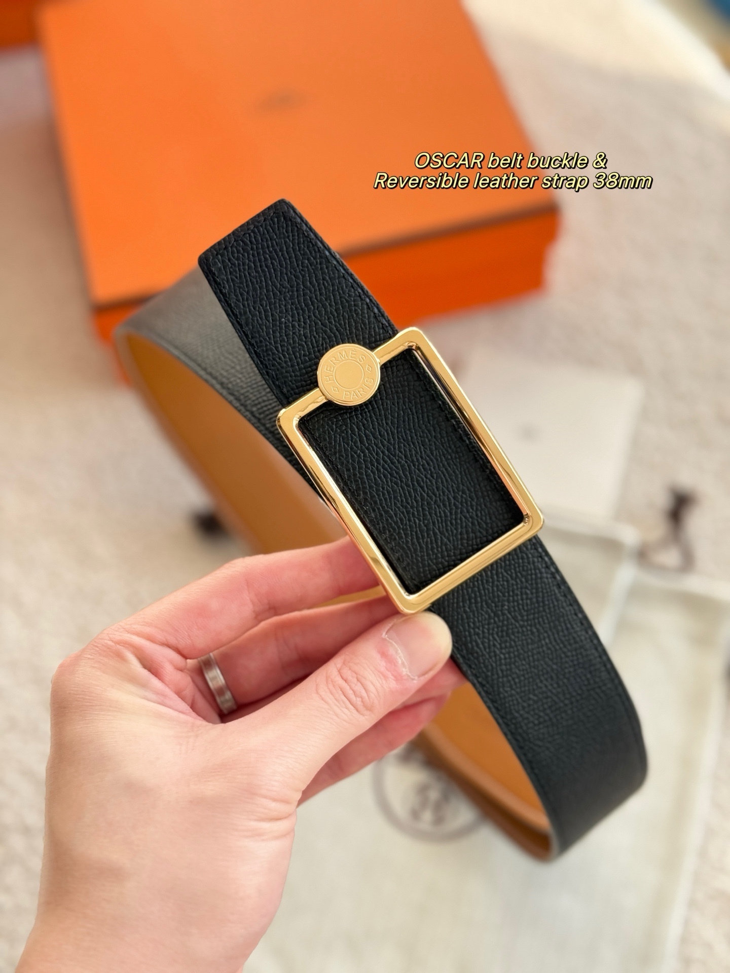 
❤️款 （ Y AA 080 ）OSCAR 精品五金 搭配双面进口Epsom 皮 宽度38MM 以其精湛工艺高品质材料和经典设计备受推崇 是男士腰带顶级选择 简约大气 适合商务和休闲场合 产品手感细腻 不仅是实用配饰 更是身份与品味的象征 ❤️