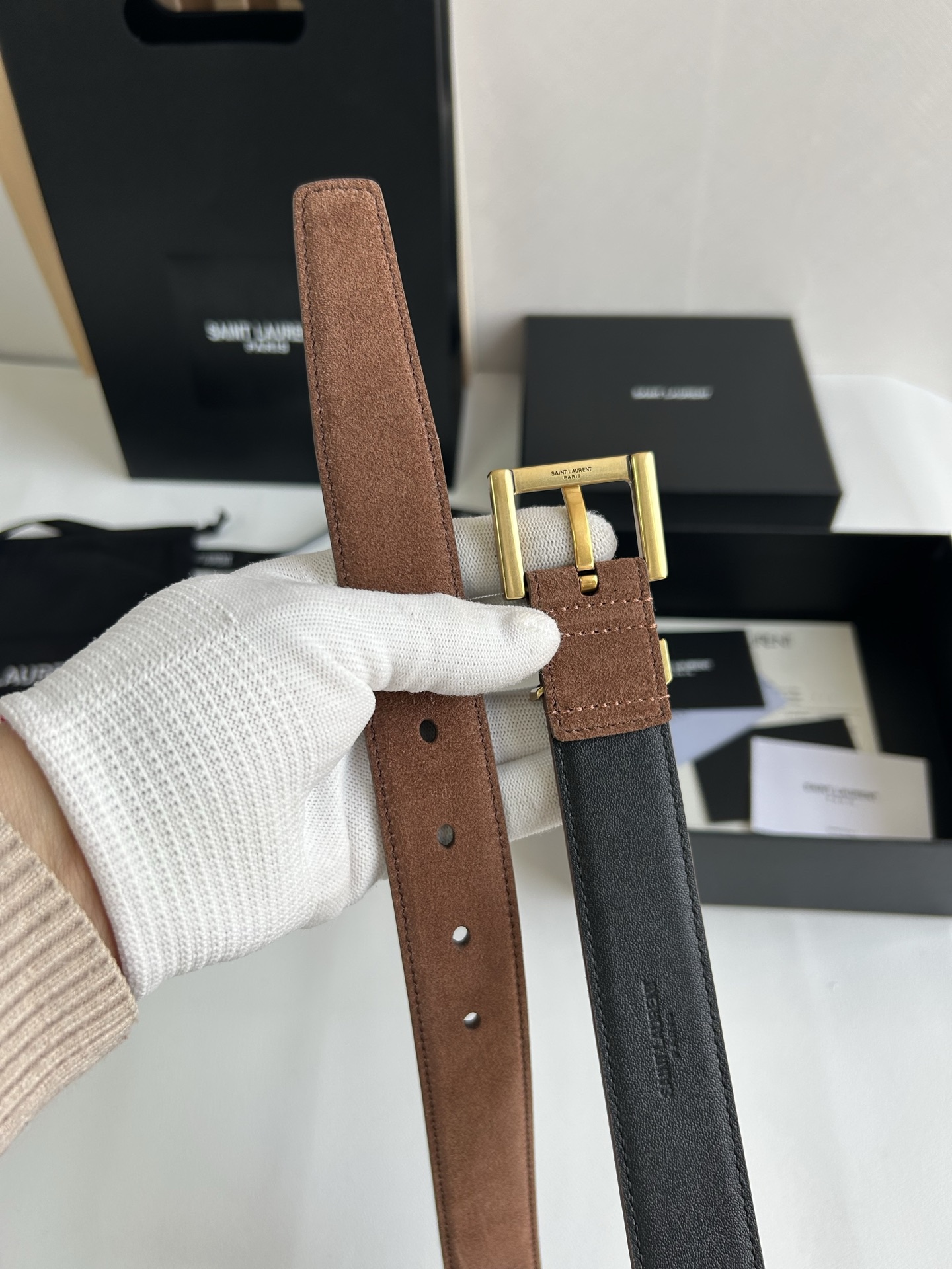 聖羅蘭 女士腰帶，進口小牛皮 配以CASSANDRE 標識腰帶環。古銅色金銀五金可選。精緻優雅的設計，寬度3.0cm