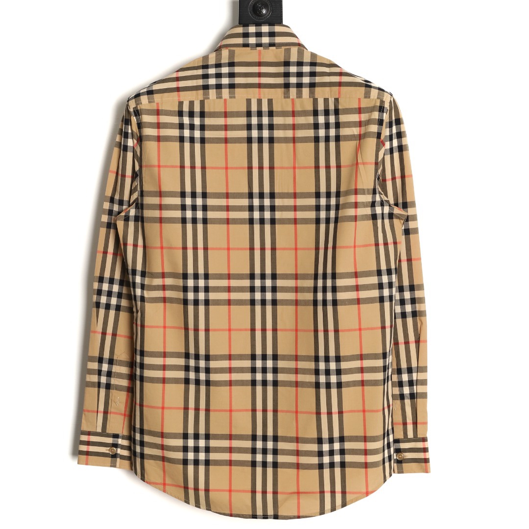 Burberry/巴寶莉 經典大格紋棉質長袖襯衫
面料採用雙股80支梭織小斜紋面料，格紋對位，
紗線定織定染，每個獨立的尺碼都是定位裁片，前幅，口袋，
袖子等部位都是對格對位的，工序複製，費時費料，採用純天然珍珠貝殼紐扣，
洗水嘜定制，多處手工一片一片激光剪裁對位，
所有工序，用料都是ZP做法，區別市面一眼假版本
此款更是絕對不能錯過的珍寶級別產物！！
顏色：卡其大格
S Size：S-XL