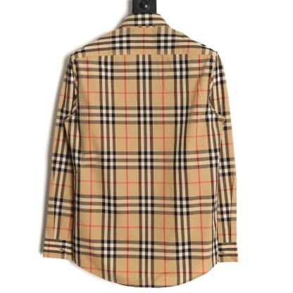Burberry/巴寶莉 經典大格紋棉質長袖襯衫
面料採用雙股80支梭織小斜紋面料，格紋對位，
紗線定織定染，每個獨立的尺碼都是定位裁片，前幅，口袋，
袖子等部位都是對格對位的，工序複製，費時費料，採用純天然珍珠貝殼紐扣，
洗水嘜定制，多處手工一片一片激光剪裁對位，
所有工序，用料都是ZP做法，區別市面一眼假版本
此款更是絕對不能錯過的珍寶級別產物！！
顏色：卡其大格
S Size：S-XL