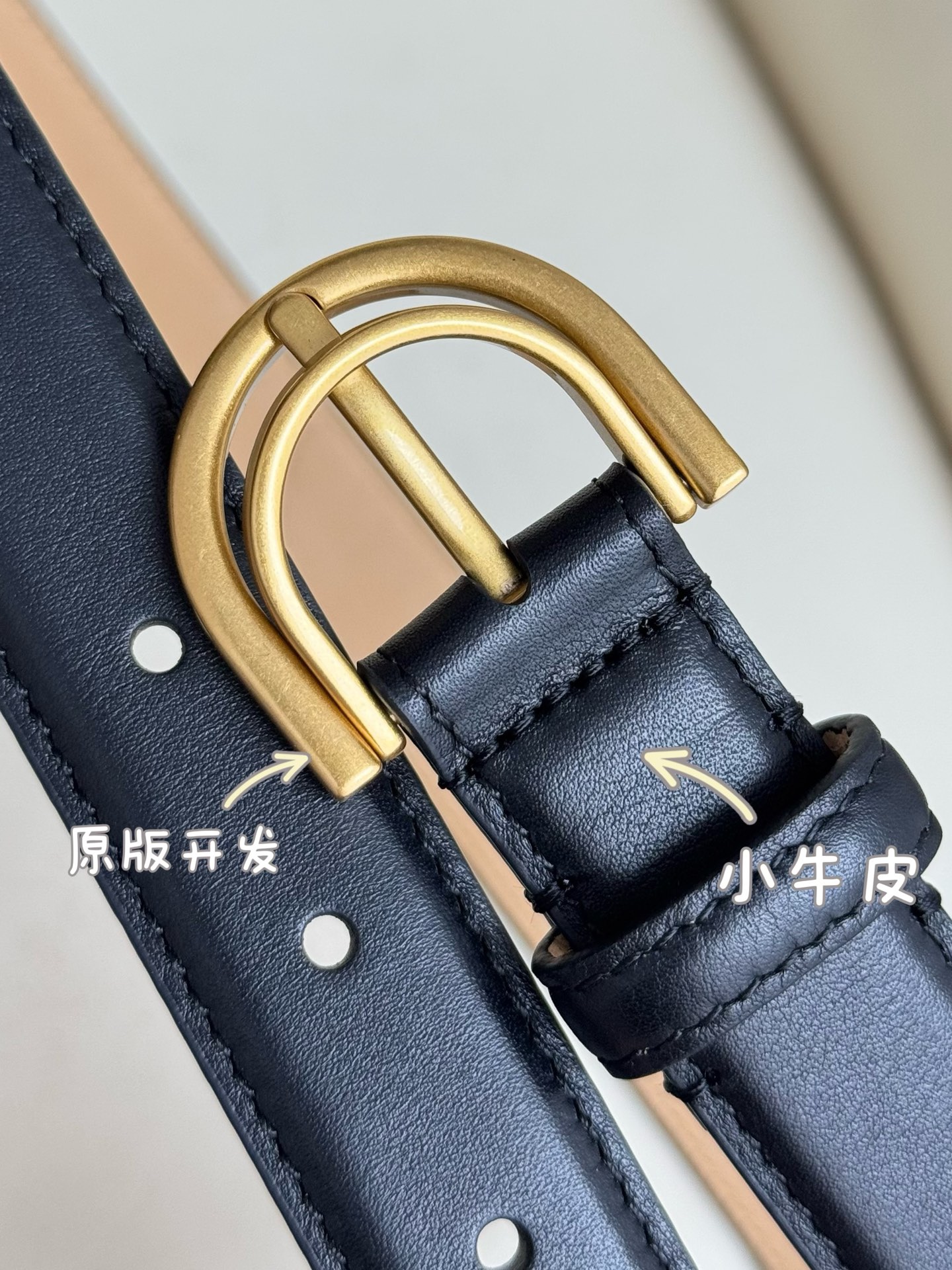 巴黎世家（Balenciaga）寬度2.5cm 是法國的奢侈品牌，作為時尚界最具影響力品牌之一的地位。設計師源於：都市時尚潮流獨特的設計風格，採用進口小牛皮製作；搭配純銅復古五金，使其更具魅力。值得擁有的百搭精品