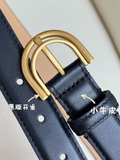 巴黎世家（Balenciaga）寬度2.5cm 是法國的奢侈品牌，作為時尚界最具影響力品牌之一的地位。設計師源於：都市時尚潮流獨特的設計風格，採用進口小牛皮製作；搭配純銅復古五金，使其更具魅力。值得擁有的百搭精品