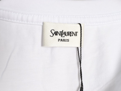 🔝SAINT LAURENT聖羅蘭SLP 小標純色徽標短袖T恤
正品購入開發，50支雙股精品賽爾棉170克，1*1拉架羅紋280克，進口刺繡，面料酵洗，定制1：1商標，寬松版型
B Size：S-XL