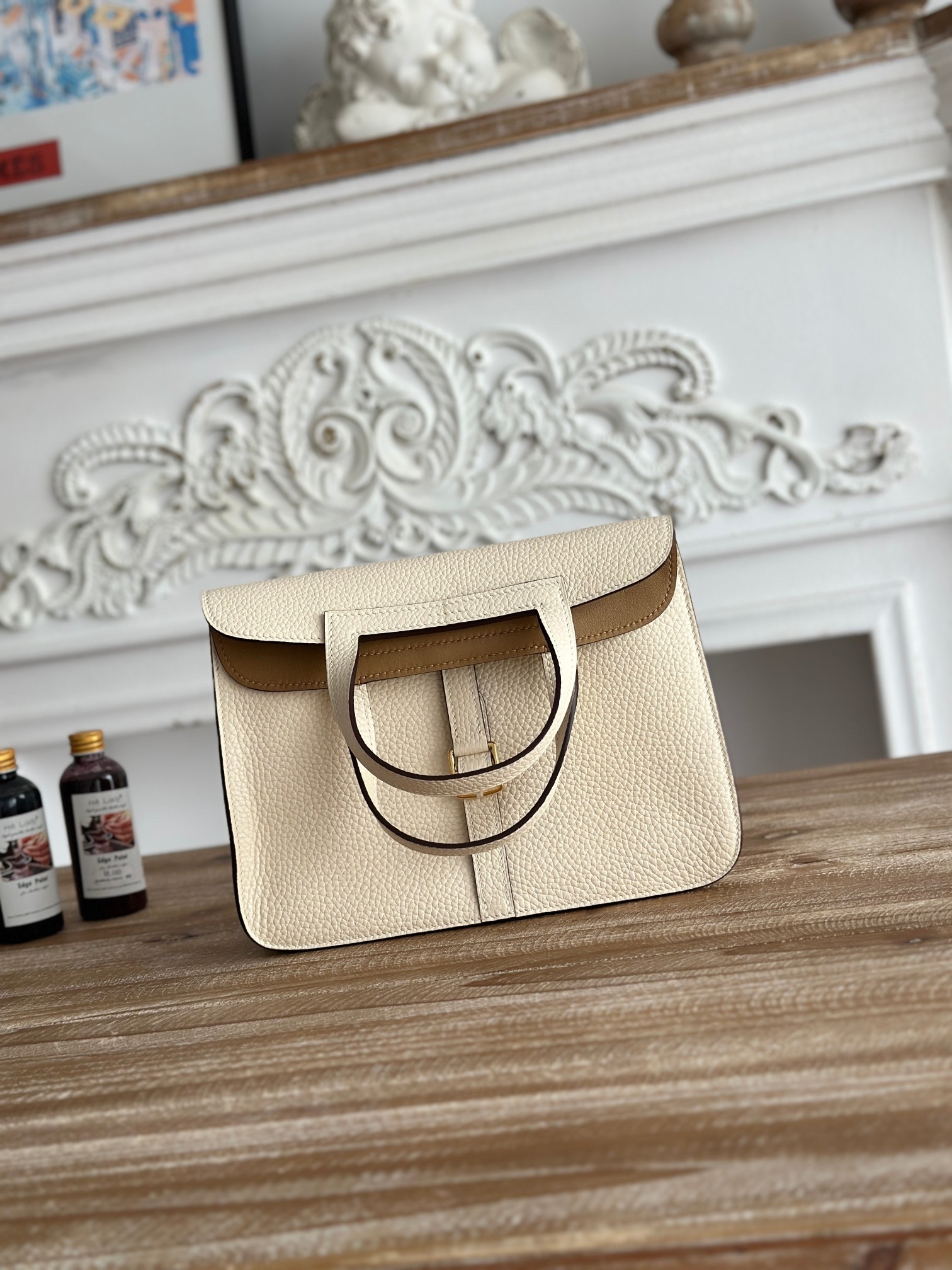 馬蹄包  半手工蠟線	Halzan	
 能滿足各種背法的!!
①手拎包②斜挎包③單肩包④手拿包
togo皮、五金細緻到油邊 無處不精緻√ 
尺寸：25cm