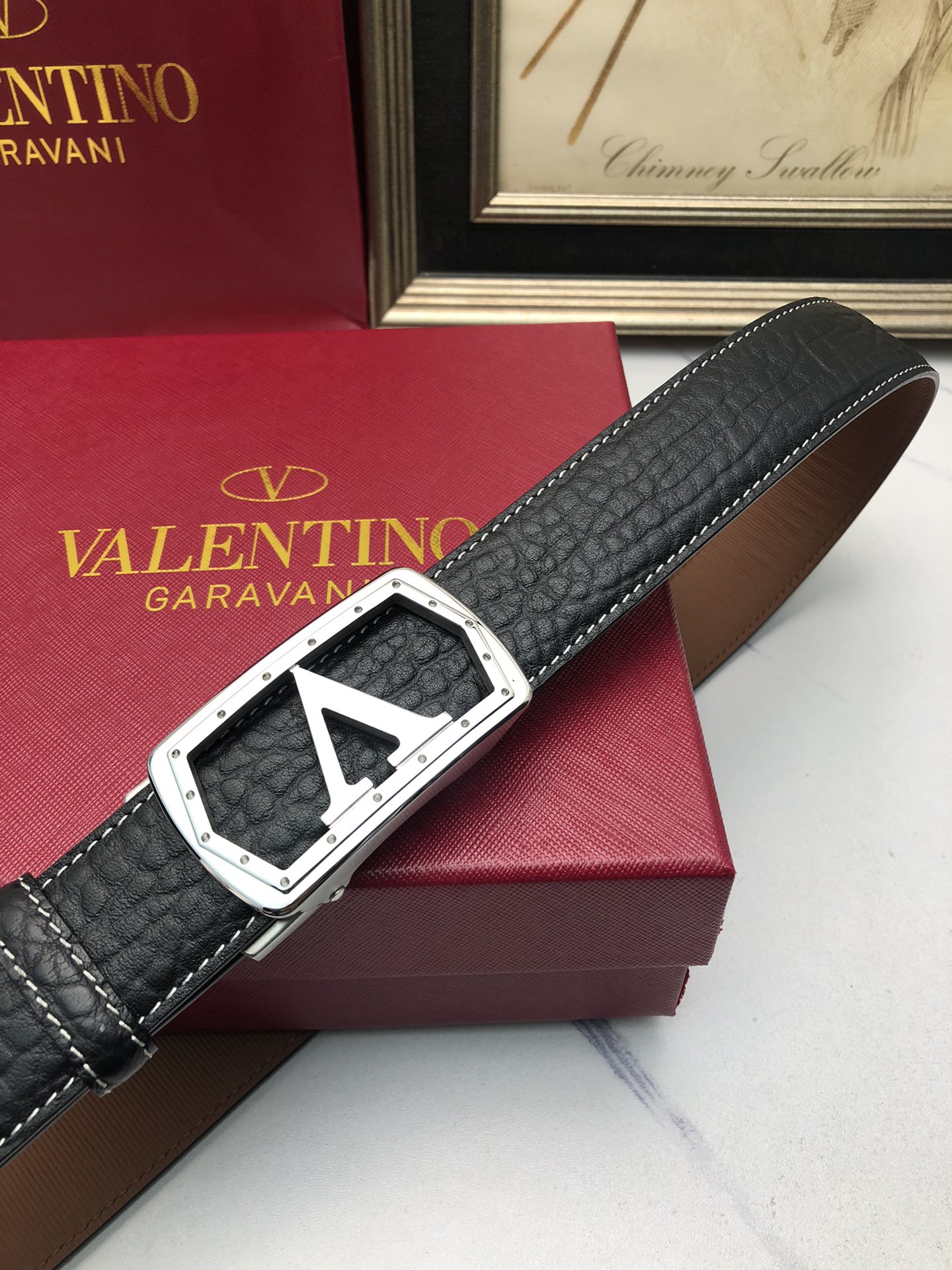 華倫天奴：原單頭層牛皮大象皮紋面，內襯頭層小牛皮底，搭配原單自動扣，可裁剪的自動帶，此款腰帶面雙採用意大利原定廠制進口牛皮帶身 ，對專版櫃足寬3.5