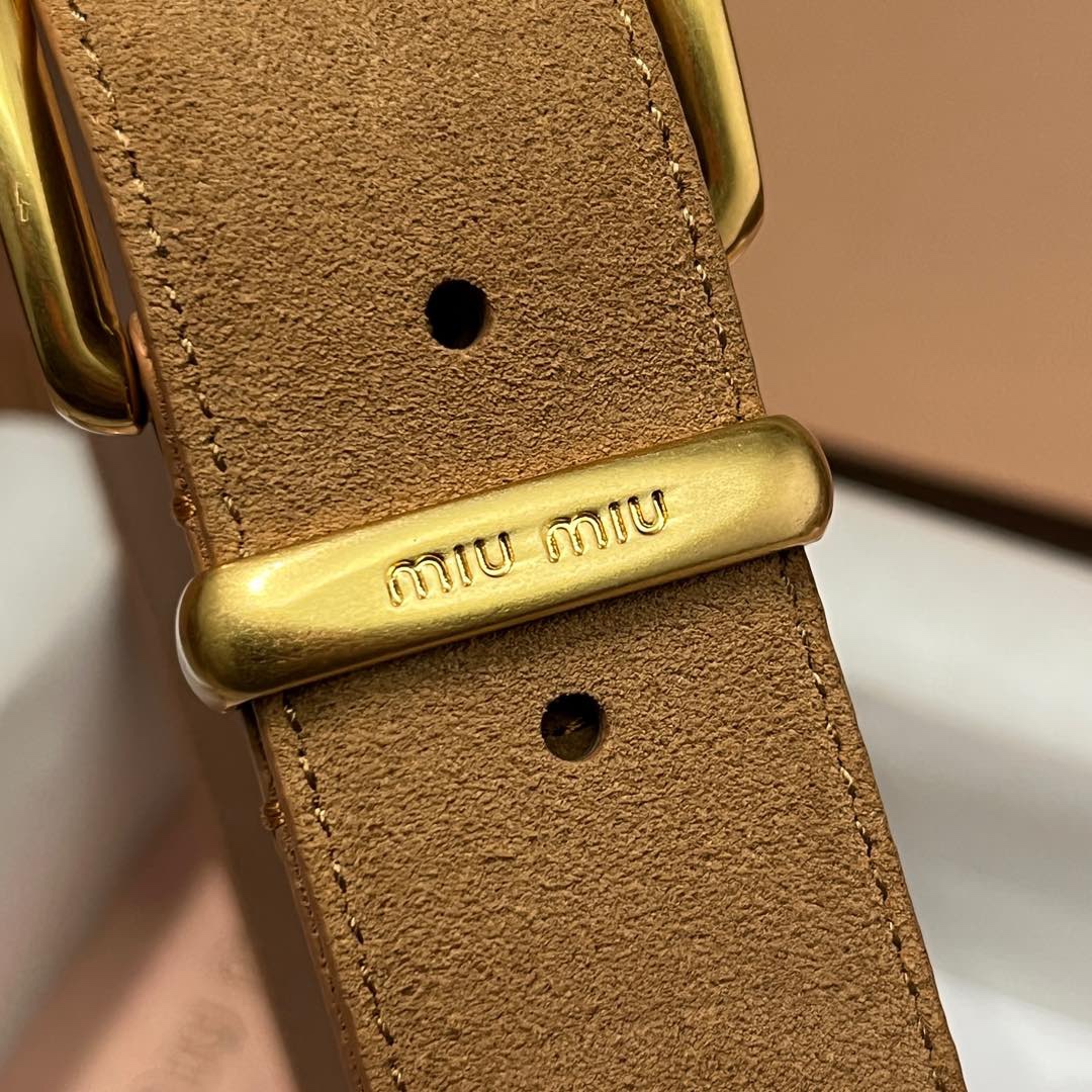 
  MiuMiu 今年大爆款上新‼️‼️
皮質絨面 冬天超適合絨絨的
這就是野性與可愛結合的反差美！
關但寬度粗 腰頭大 有一種野性與可愛結合的反差美～
炎名系上有甜酷甜酷的氛圍感喔#
寬度 ：3.5cm