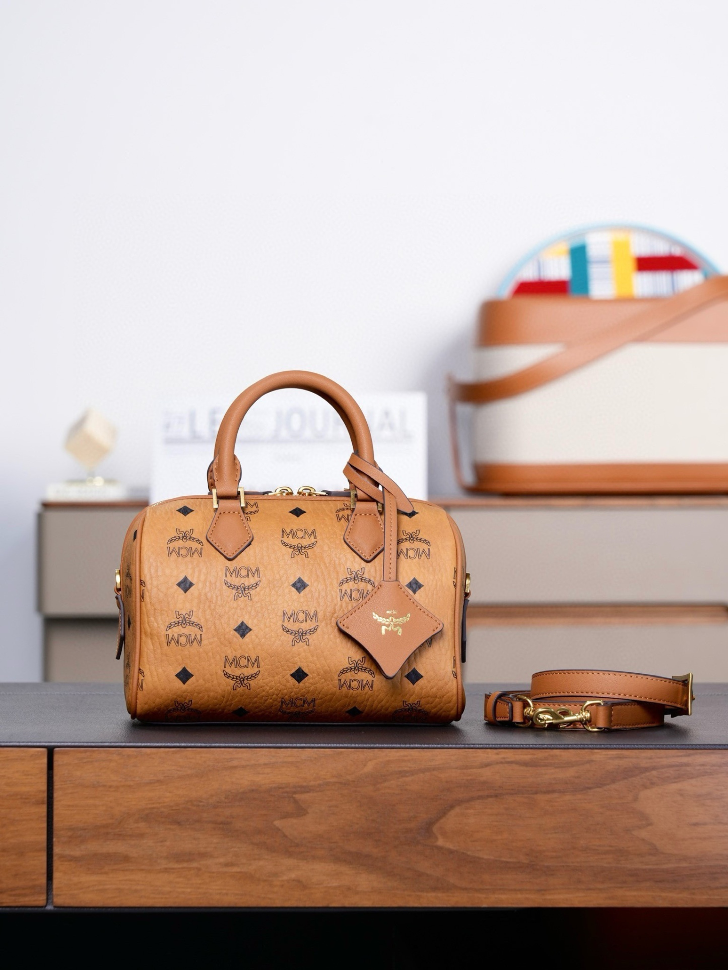 ®全新升級®官網同步
𝙈𝘾𝙈 𝙀𝙡𝙡𝙖 𝘽𝙤𝙨𝙩𝙤𝙣
乾邑色𝙎𝙢𝙖𝙡𝙡#波士頓枕頭包

·CP獨家出品｜乾邑色
這款Visetos波士頓包採用天然Nappa皮革飾邊、皮革吊牌及掛鎖設計。
這款小號Ella波士頓包誕生於慕尼黑的黃金時代，是一款日用肩背包。皮革吊牌及雕花Logo金屬掛鎖的設計靈感源自品牌的旅行傳統，直接取材於品牌的經典旅行箱。

型號：MWBFAEA03PZ001
尺寸：25*14*16cm
肩帶：可調節93-109cm
開合：拉鍊式
顏色：乾邑色/