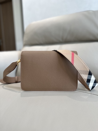 B家最新格紋挎包配上寬肩帶 💕肩帶長短可以自動調節，單肩斜挎包手拿，隨心所欲 
進口小牛皮拼帆布格紋實用性超絕，日常通勤、逛街出行，所需物品都能輕鬆裝下 尺寸24x17x9型號0251