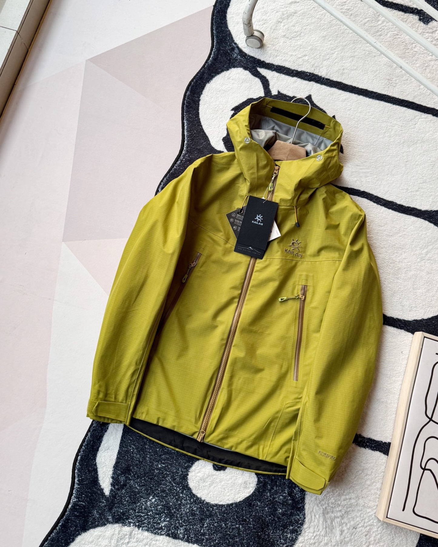 KAILAS凱樂石博格達衝鋒衣！防風防水透氣保溫，六色可選！面料採用與100D Gore-Tex Pro同級防護科技，人性化剪裁設計立體剪裁在肩部、肘部預留充足活動空間，背負重包時也不會束縛動作。風帽後側設有抽繩調節系統，暴雨時收緊可防止雨水糊臉；袖口採用鈎環固定，大幅活動時不易移位。透氣與輕量平衡腋下雙拉鍊設計能在運動時形成有效通風。整體重量控制得當，長途徒步不會造成負擔。可拆卸內膽：三合一設計最驚喜的是羽絨內膽
羽絨內膽特別輕便，保暖效果很好；可拆卸，很方便穿脫，拆掉羽絨內膽，就是一件風殼