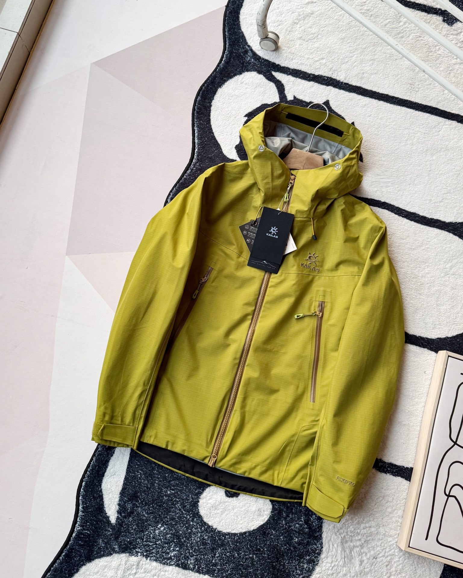 KAILAS凱樂石博格達衝鋒衣！防風防水透氣保溫，六色可選！面料採用與100D Gore-Tex Pro同級防護科技，人性化剪裁設計立體剪裁在肩部、肘部預留充足活動空間，背負重包時也不會束縛動作。風帽後側設有抽繩調節系統，暴雨時收緊可防止雨水糊臉；袖口採用鈎環固定，大幅活動時不易移位。透氣與輕量平衡腋下雙拉鍊設計能在運動時形成有效通風。整體重量控制得當，長途徒步不會造成負擔。可拆卸內膽：三合一設計最驚喜的是羽絨內膽
羽絨內膽特別輕便，保暖效果很好；可拆卸，很方便穿脫，拆掉羽絨內膽，就是一件風殼