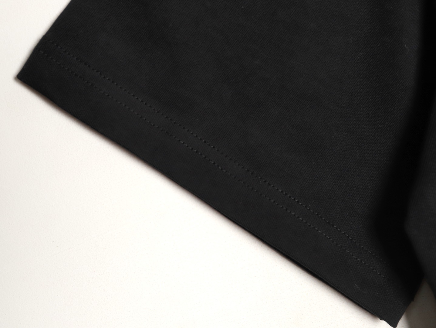 🔝LOUIS VUITTON LV 串珠刺繡標識短袖T恤
正品10400購入，32支緊密精梳棉，配套1*1羅紋，毛料酵洗，進口刺繡，定制1：1繡珠繡片，定制1：1商標，寬松版型
A Size：S-XL