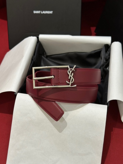 新款聖羅蘭 YSL
這款女款腰帶復古精工金屬扣將復古風與現代時尚相融合，呈現的恰到好處，時尚標配青睞有加，每針每一線都非常精緻，雙面頂級牛皮材質，搭配頂級黃銅針扣寬度3.0