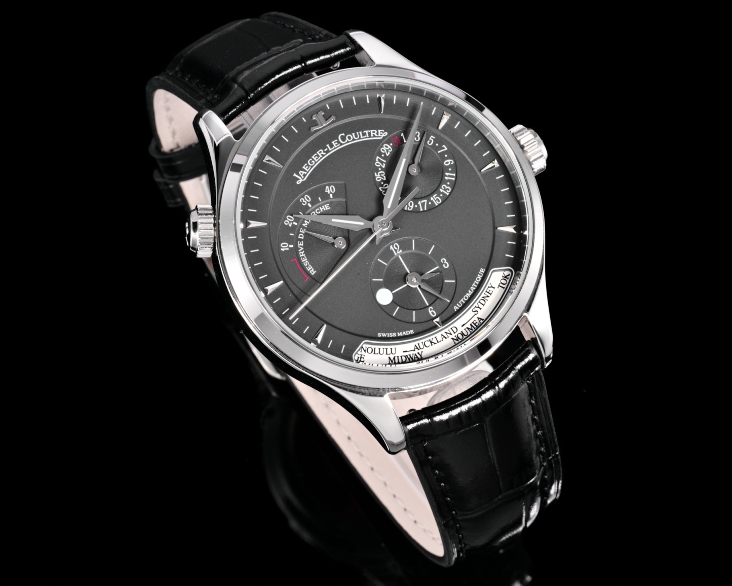 V+ Factory出品
【市場最高版本】JL積家 各路大咖都叫它大醜 其實賦予的是極高贊美 論品味與外觀 在鐘錶界有著舉足輕重的地位 戴出去怎麼都是長臉 各種彰顯品味 Master 地理學家大師系列 Q1428421 復刻版全新升級 多功能腕表 升級Cal.939A機芯 打磨效果更近原裝 升級軸 自動陀為玫金邊 字面紋路清晰 功能：日期顯示 雙時區 動力儲備顯示 316L精鋼  直徑42mm  原裝折疊扣！V+ Factory匠心之作 值得你擁有！