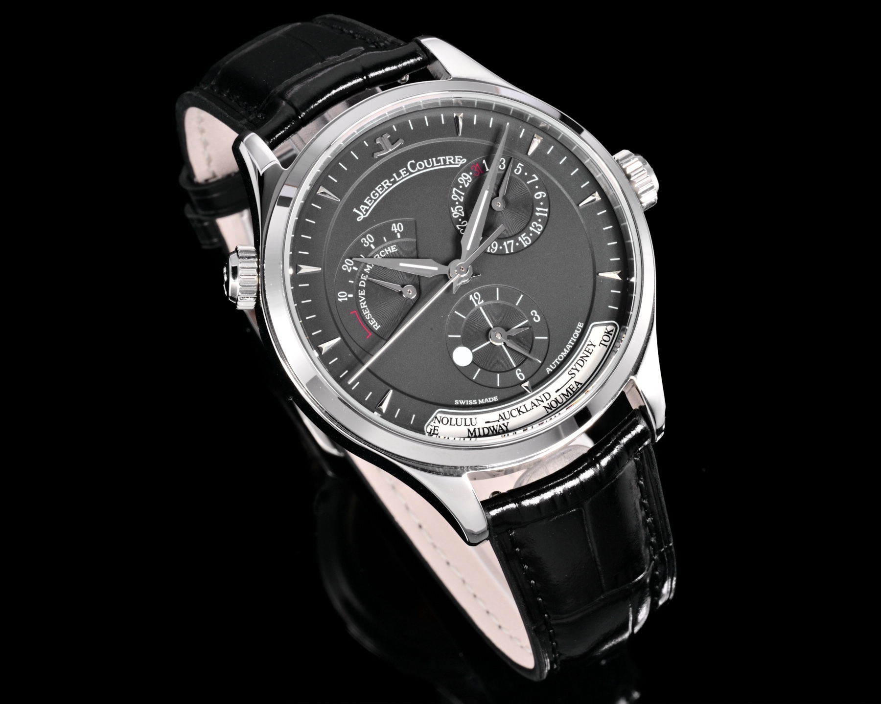 V+ Factory出品
【市場最高版本】JL積家 各路大咖都叫它大醜 其實賦予的是極高贊美 論品味與外觀 在鐘錶界有著舉足輕重的地位 戴出去怎麼都是長臉 各種彰顯品味 Master 地理學家大師系列 Q1428421 復刻版全新升級 多功能腕表 升級Cal.939A機芯 打磨效果更近原裝 升級軸 自動陀為玫金邊 字面紋路清晰 功能：日期顯示 雙時區 動力儲備顯示 316L精鋼  直徑42mm  原裝折疊扣！V+ Factory匠心之作 值得你擁有！