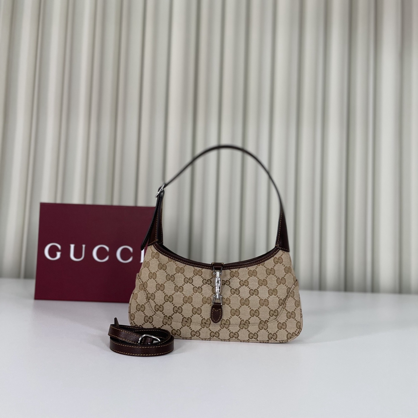 Gucci by Demna新系列，把Gucci的復古奢華玩出了新高度，新品的每一處細節都透著設計師的巧思，經典元素被重新演繹後更具辨識度，從日常腋下包到晚宴流蘇包，風格跨度大卻又統一得很高級。款號863137杏棕，尺寸27X13X6