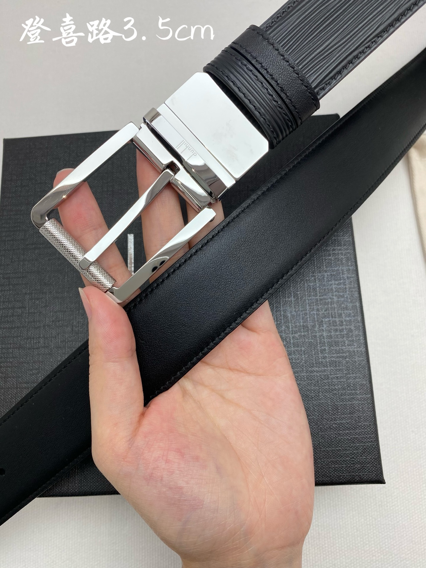 
登喜路是英國歷史悠久的奢侈品牌，其皮帶以精湛工藝、高品質材料和經典設計著稱在男士奢侈品領域享有很高聲譽，適合商務和休閒
