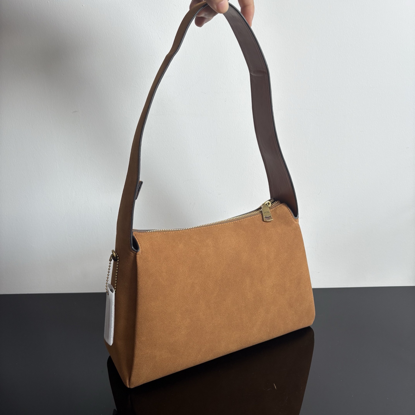 
新款hobo腋下包：CCC45荔枝紋黑色 灰色 酒紅
          CCC48鹿皮棕色 CCC48鹿皮墨綠
作為腋下包超級鬆弛下垂的風格，秋冬單品 容量超大還帶了一個磁扣的暗袋，出行遊玩或通勤都特別實用的一款。

尺寸：10*18*29。