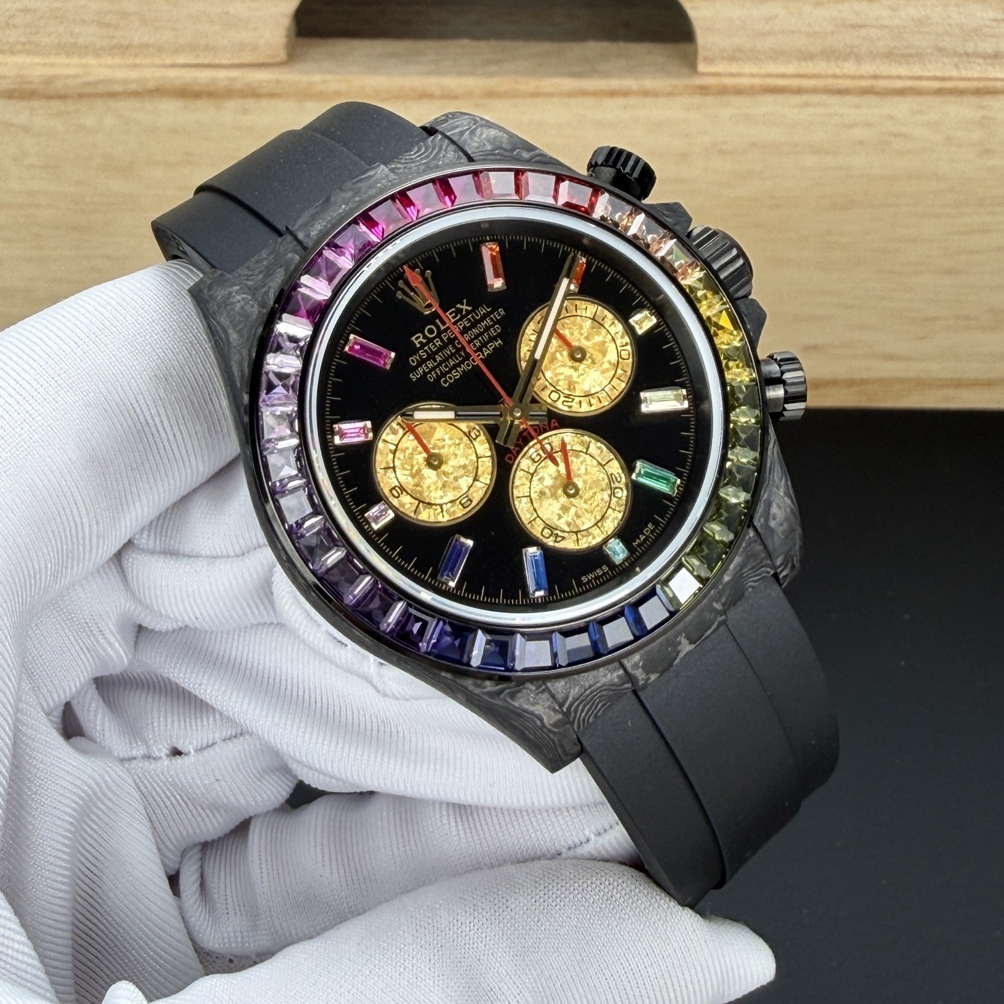 BLAKEN 頂配升級｜彩虹鑽·鉑金眼睛 4代迪通拿
BLAKEN Top Custom • Rainbow Diamond • Platinum Eye
Rolex Daytona 4th Gen 🔥
40mm 全碳纖維高端款｜實拍質感拉滿
Full Carbon Fiber • 40mm High-End Quality
✅ 72H Long Power Reserve
搭載4130一體機芯，72小時長續航，穩定耐用
✅ 魔術貼便攜式錶帶，佩戴方便快捷
Velcro portable strap •