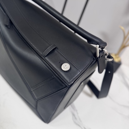 羅家🌟新款 🆕大號亮面牛皮革Panta Puzzle  手袋Puzzle 以別具一格的幾何線條勾勒長方體造型。此大號版本採用亮面牛皮革製成，飾有單寧布長褲風格細節 .可肩背、斜挎或手提*可拆卸可調節肩帶*拉鍊開合，牛皮革拉鍊頭*一個外部拉鍊後袋，一個內部插袋人字紋棉質帆布襯里*Anagram 壓紋
size: 33×14.7×21.5cm
型號：052500