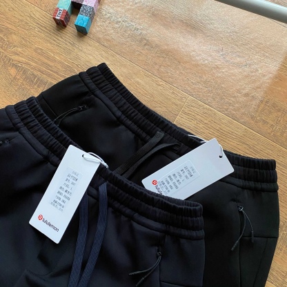 lululemon 露露  2026年春秋季新款男空氣棉休閒長褲  鬆緊腰帶 男士休閒運動衛褲！經典時尚款，客供彈力空氣層面料，軟糯垂彈，舒適透氣！採用空氣棉面料，上身絲滑，柔軟親膚，舒適透氣，不起球，不褪色，耐洗耐穿，上身百搭，不臃腫！做工精細，品質保證！精美logo燙印，兩側隱藏拉鍊口袋，做工細節都非常不錯，上身簡約百搭！立腰部鬆緊抽繩，兩側拉鍊口袋，做工走線整齊密集，高品質精品貨，空氣層面料定織定染，無色差。寬松版型，不挑腿型，更加遮肉顯瘦，烘托休閒隨意舒適的氣氛，不管怎麼穿搭都好看！